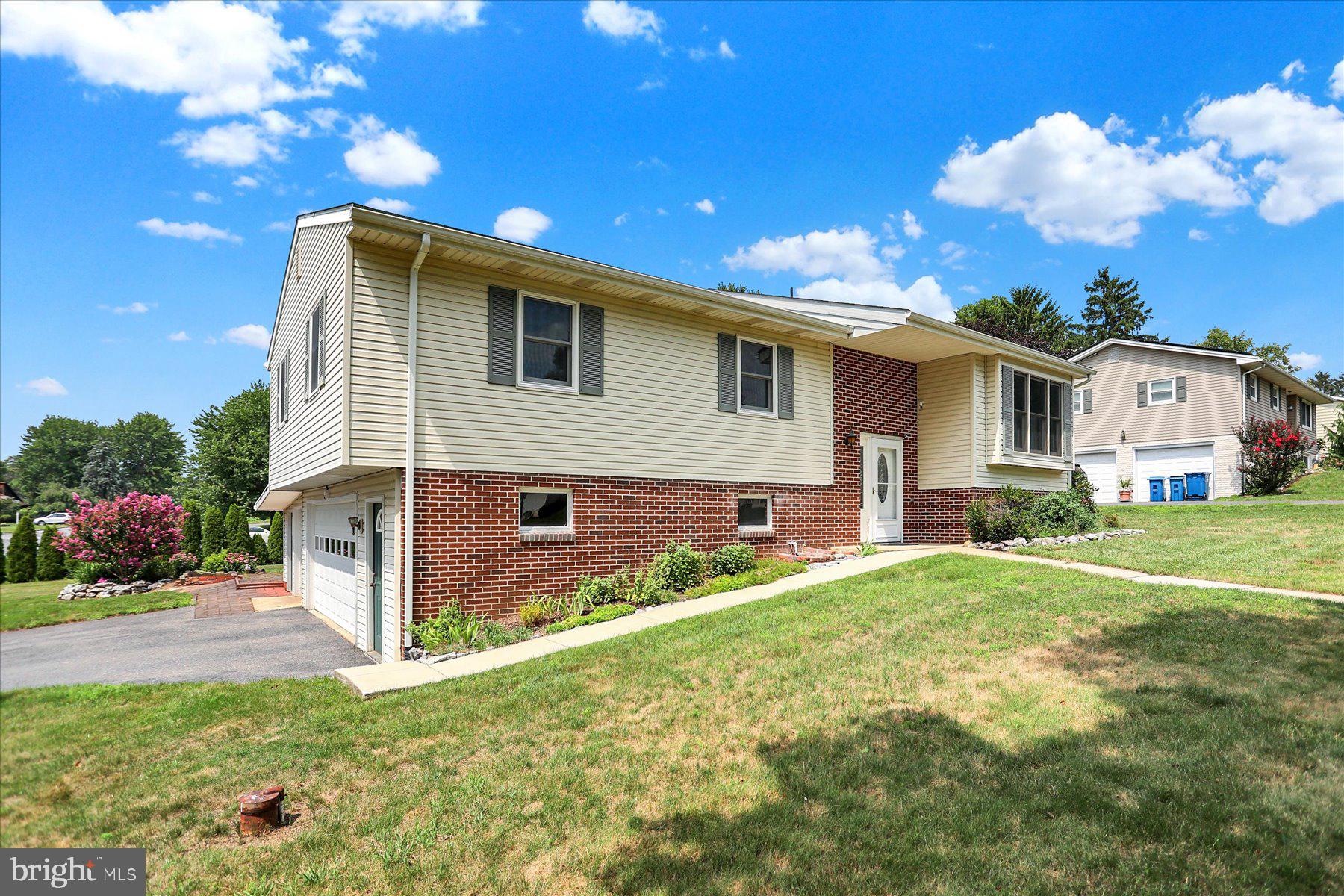 61 Sheraton Dr, Carlisle, PA 17013 photo