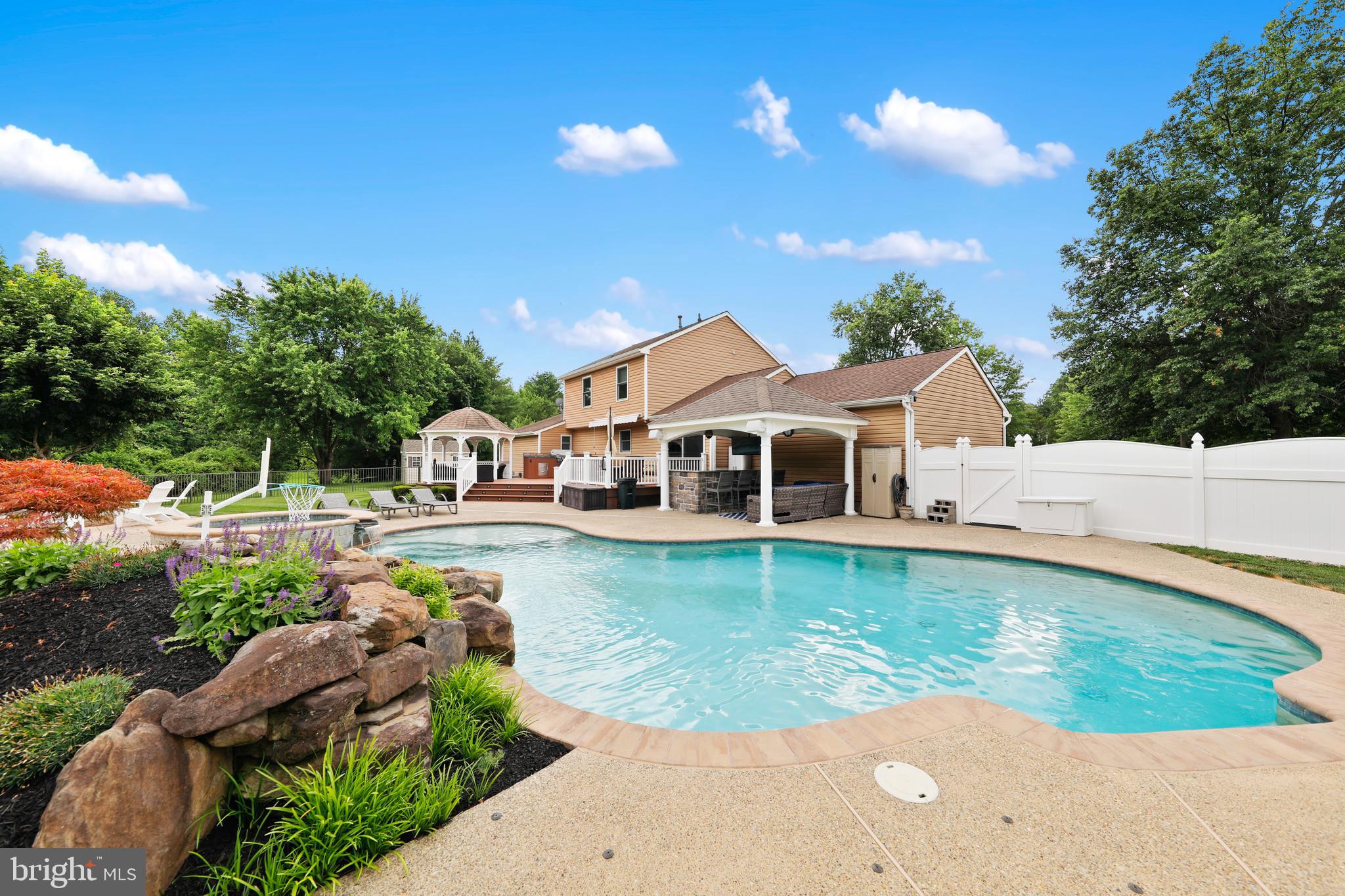 4 Castle Ct, Bordentown, NJ 08620