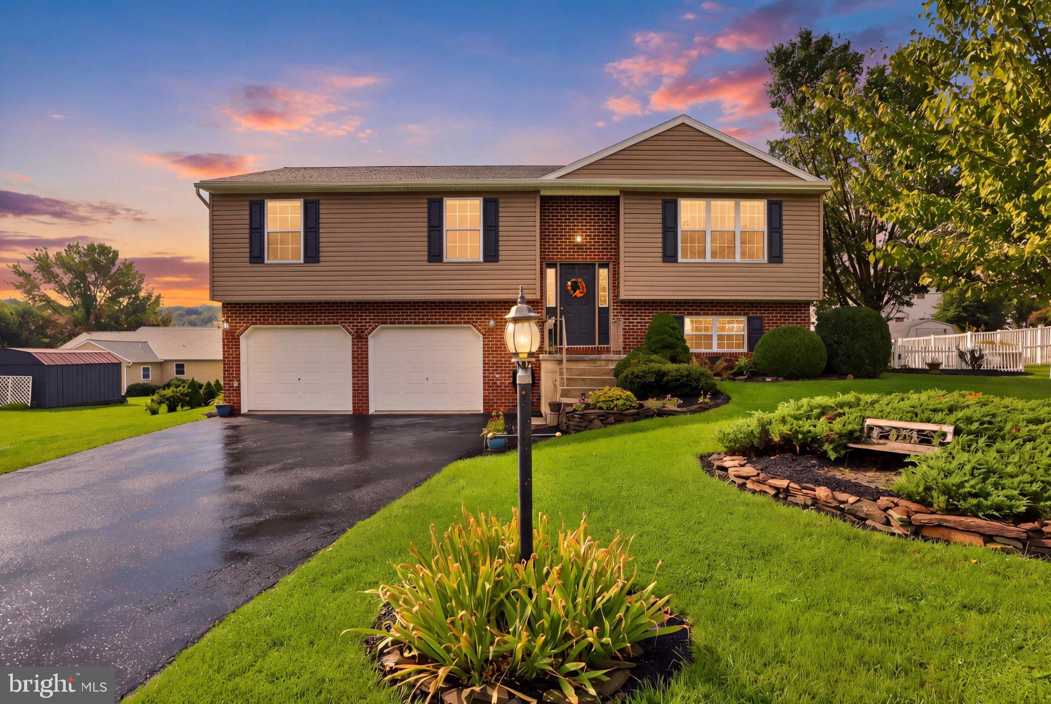 245 Abbey Dr, Mount Wolf, PA 17347