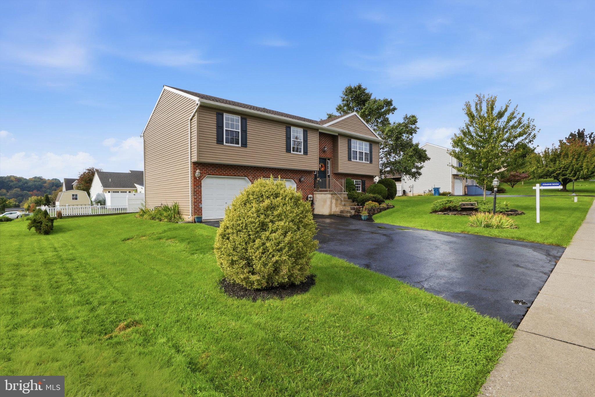 245 Abbey Dr, Mount Wolf, PA 17347 photo