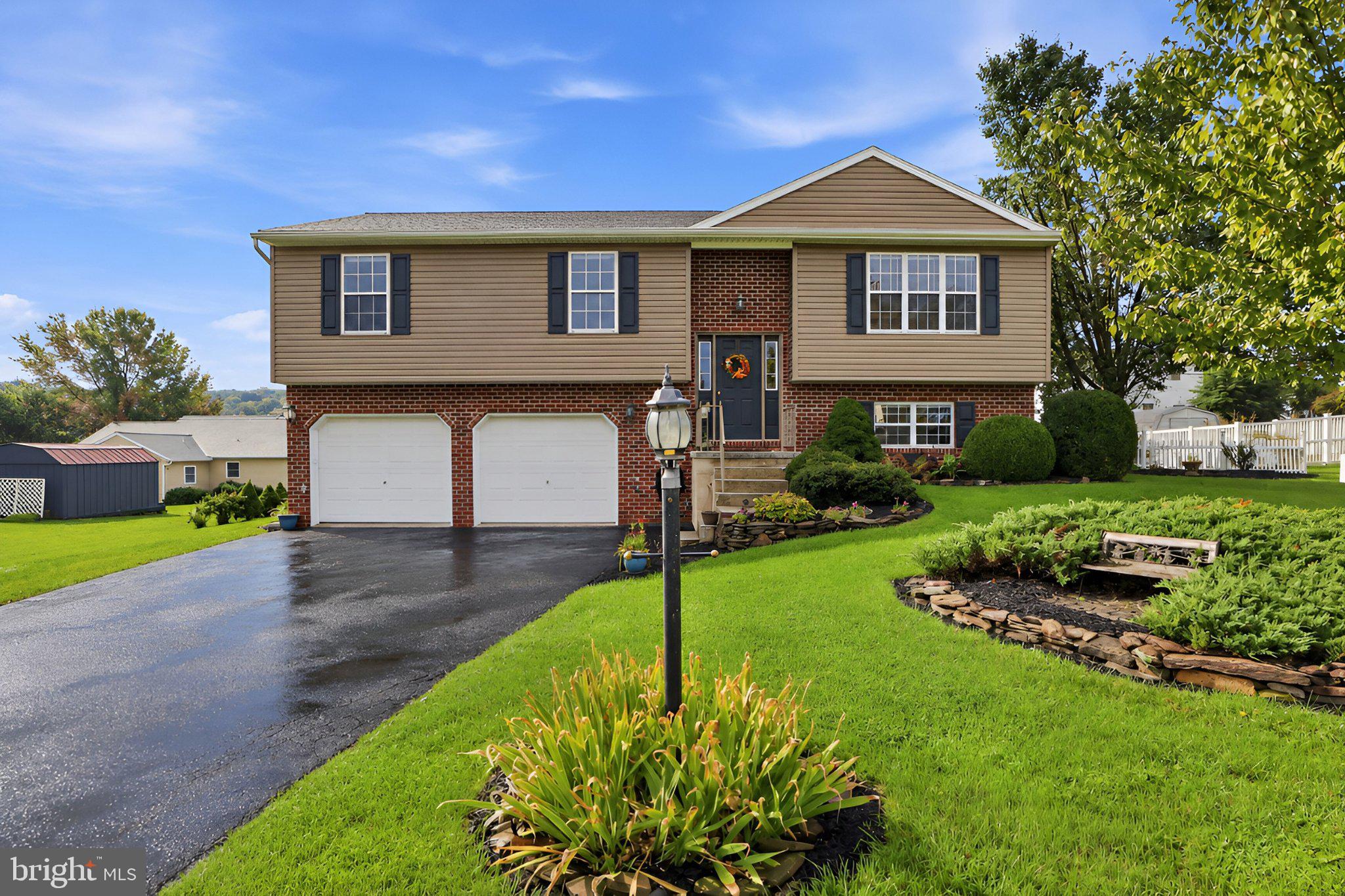 245 Abbey Dr, Mount Wolf, PA 17347 photo