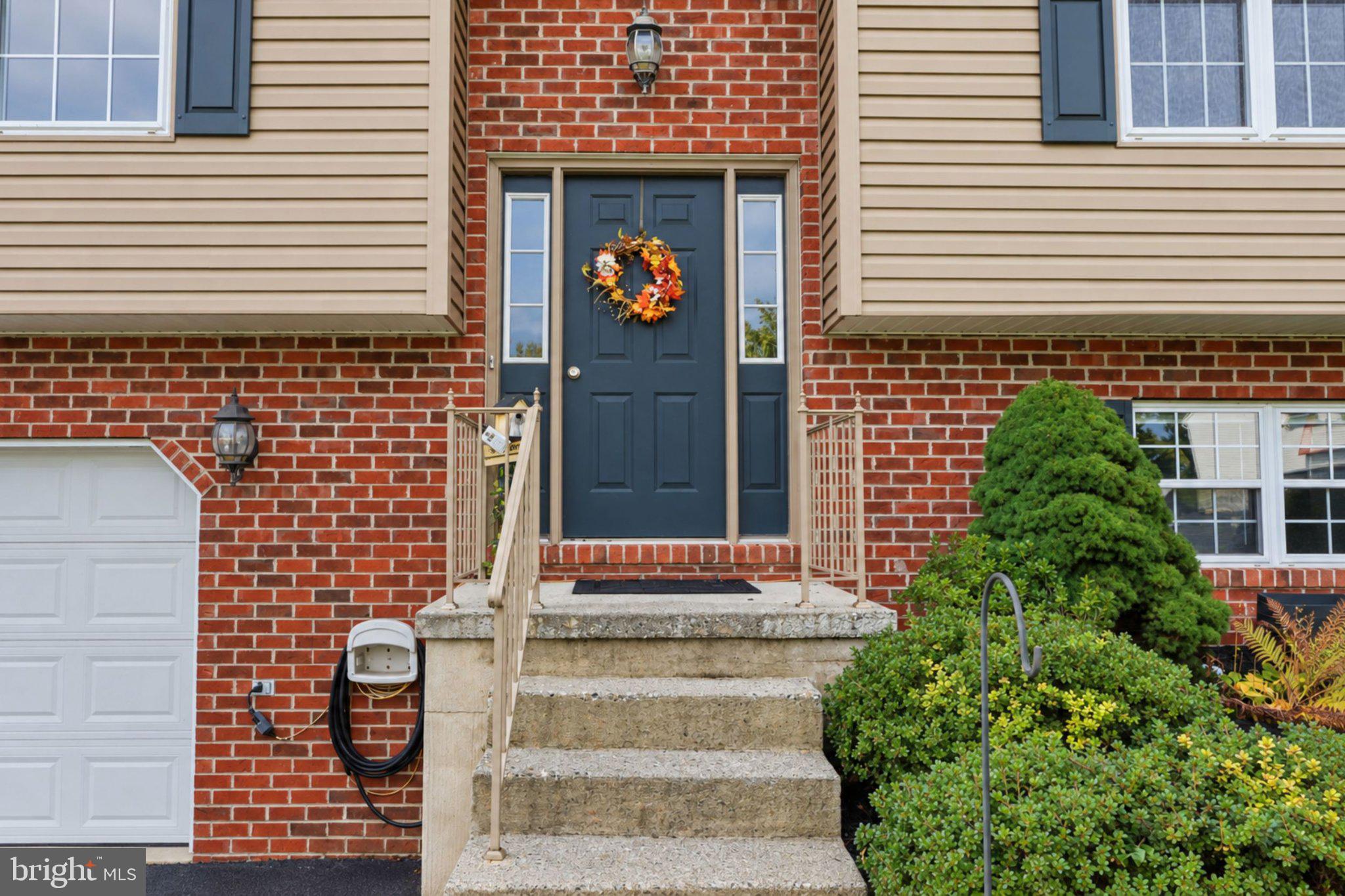 245 Abbey Dr, Mount Wolf, PA 17347 photo
