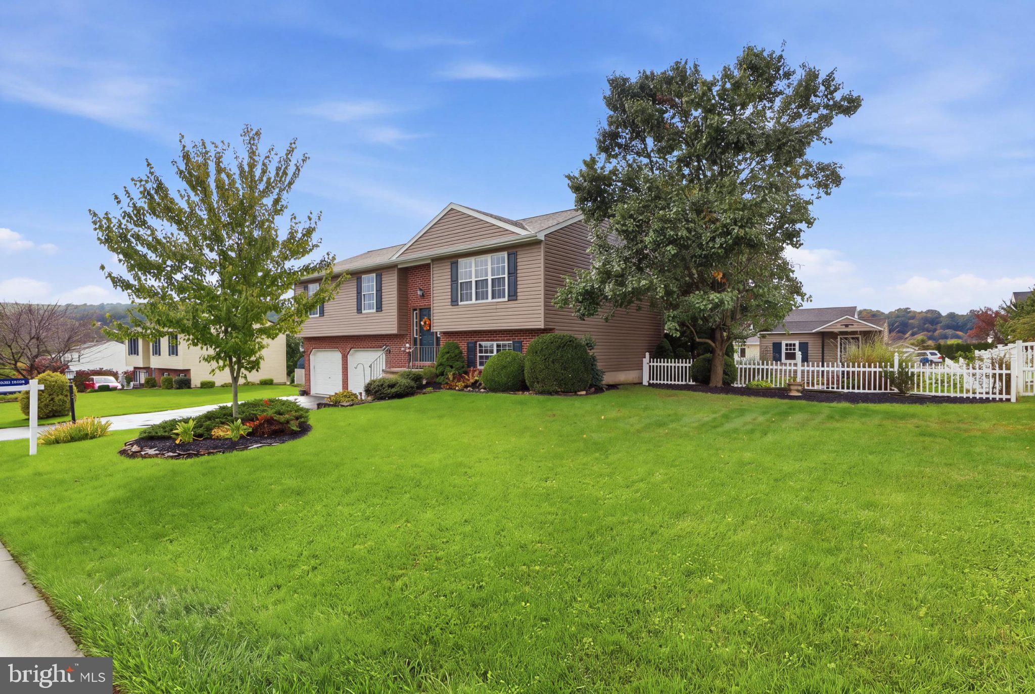 245 Abbey Dr, Mount Wolf, PA 17347 photo