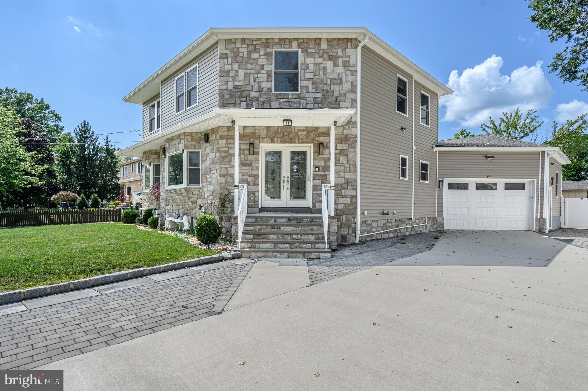 11 Brook Rd, Kendall Park, NJ 08824