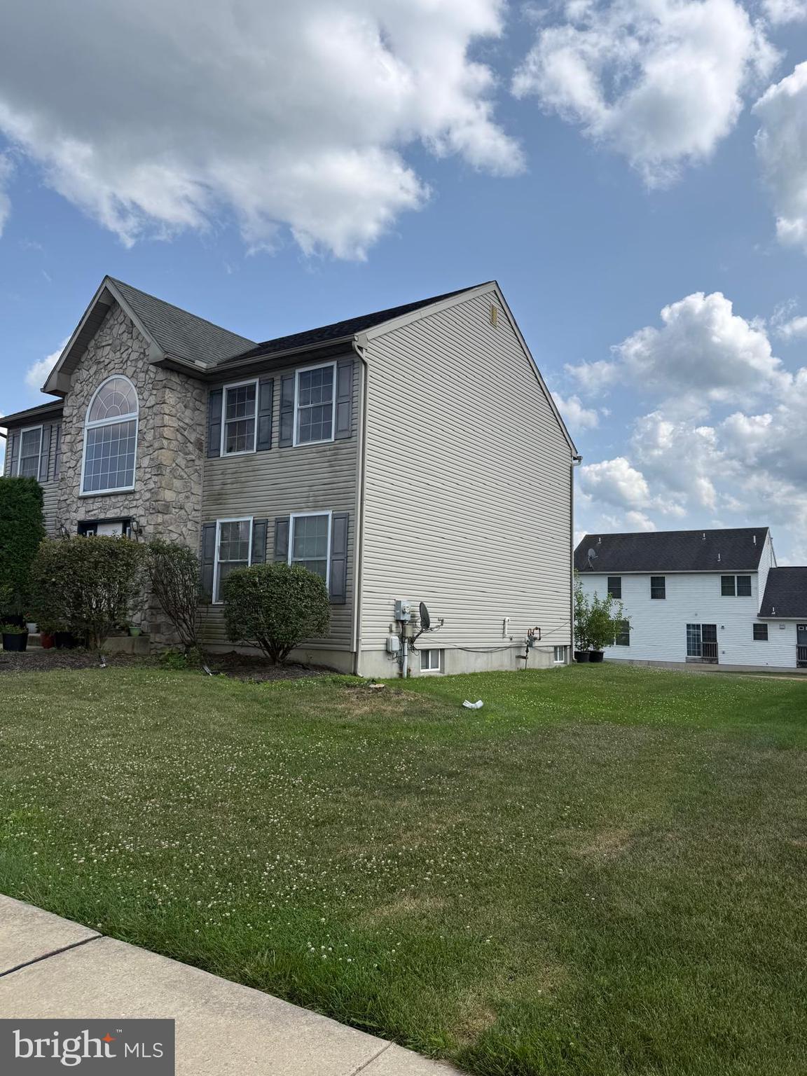 215 N Sandy Ln, Sinking Spring, PA 19608 photo