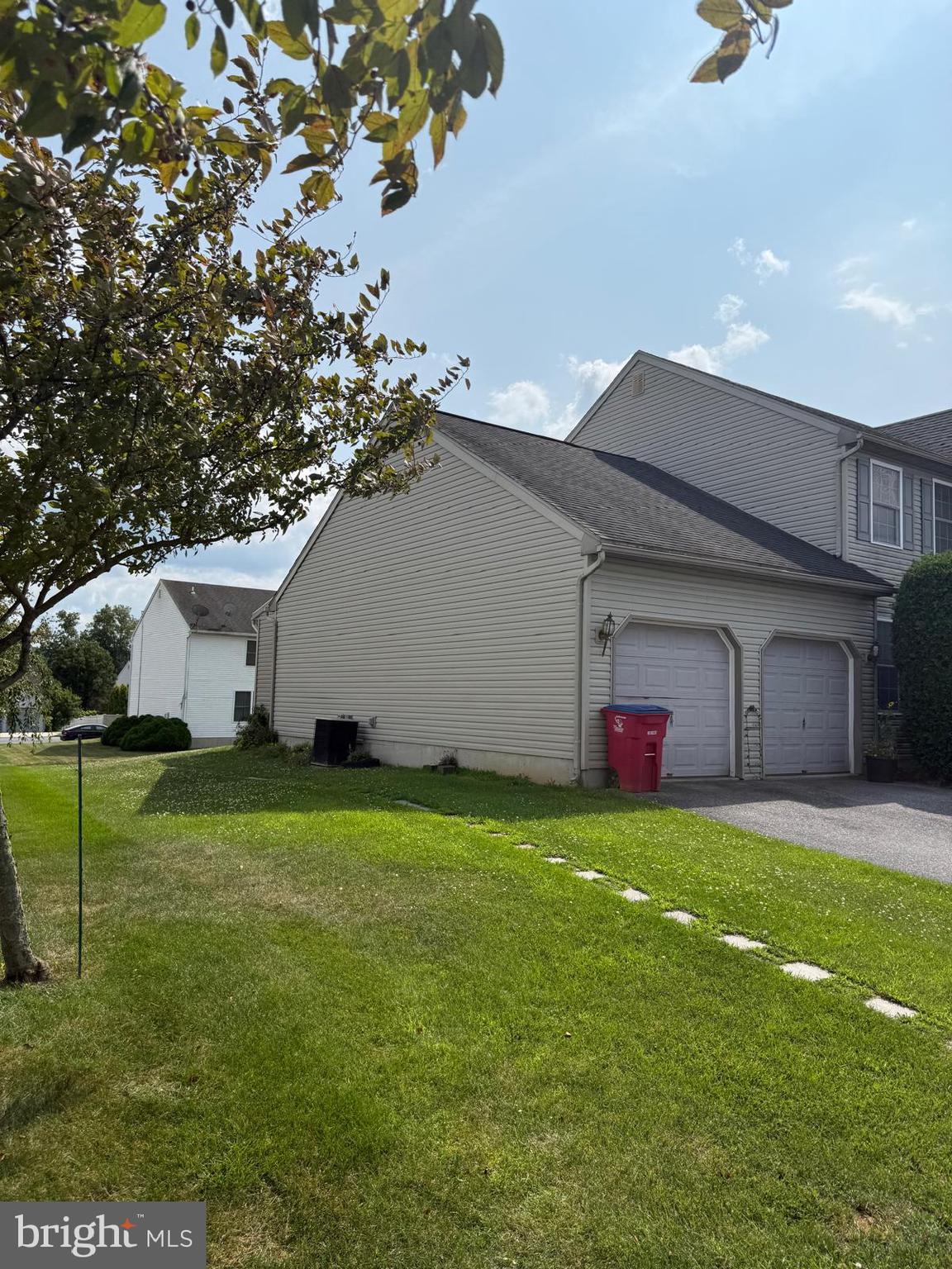215 N Sandy Ln, Sinking Spring, PA 19608 photo