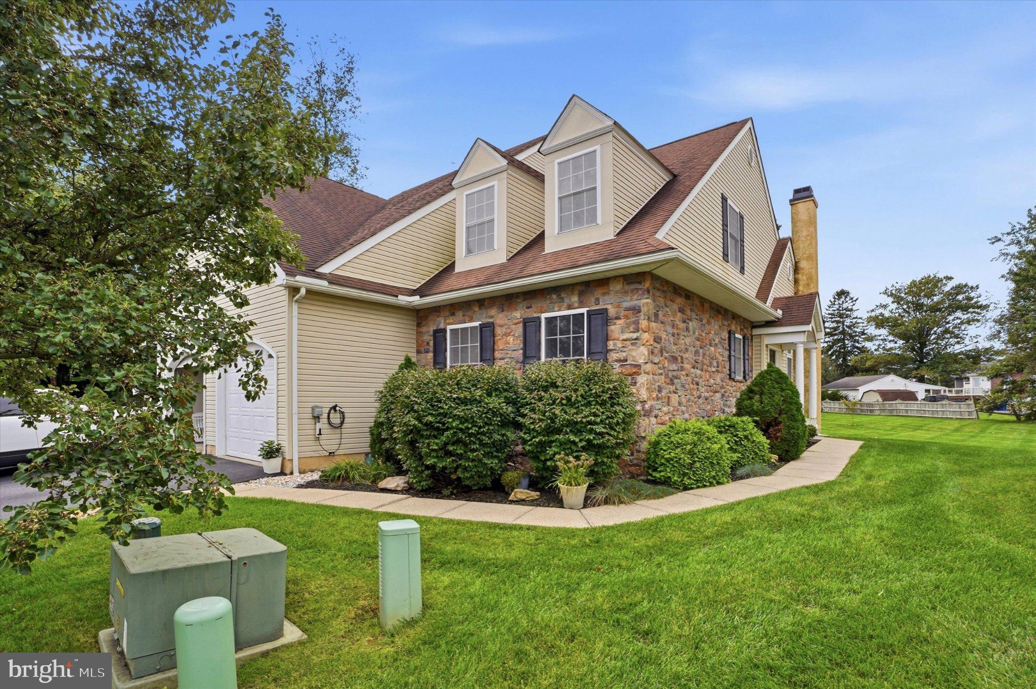 99 Waynebrook Dr, Honey Brook, PA 19344