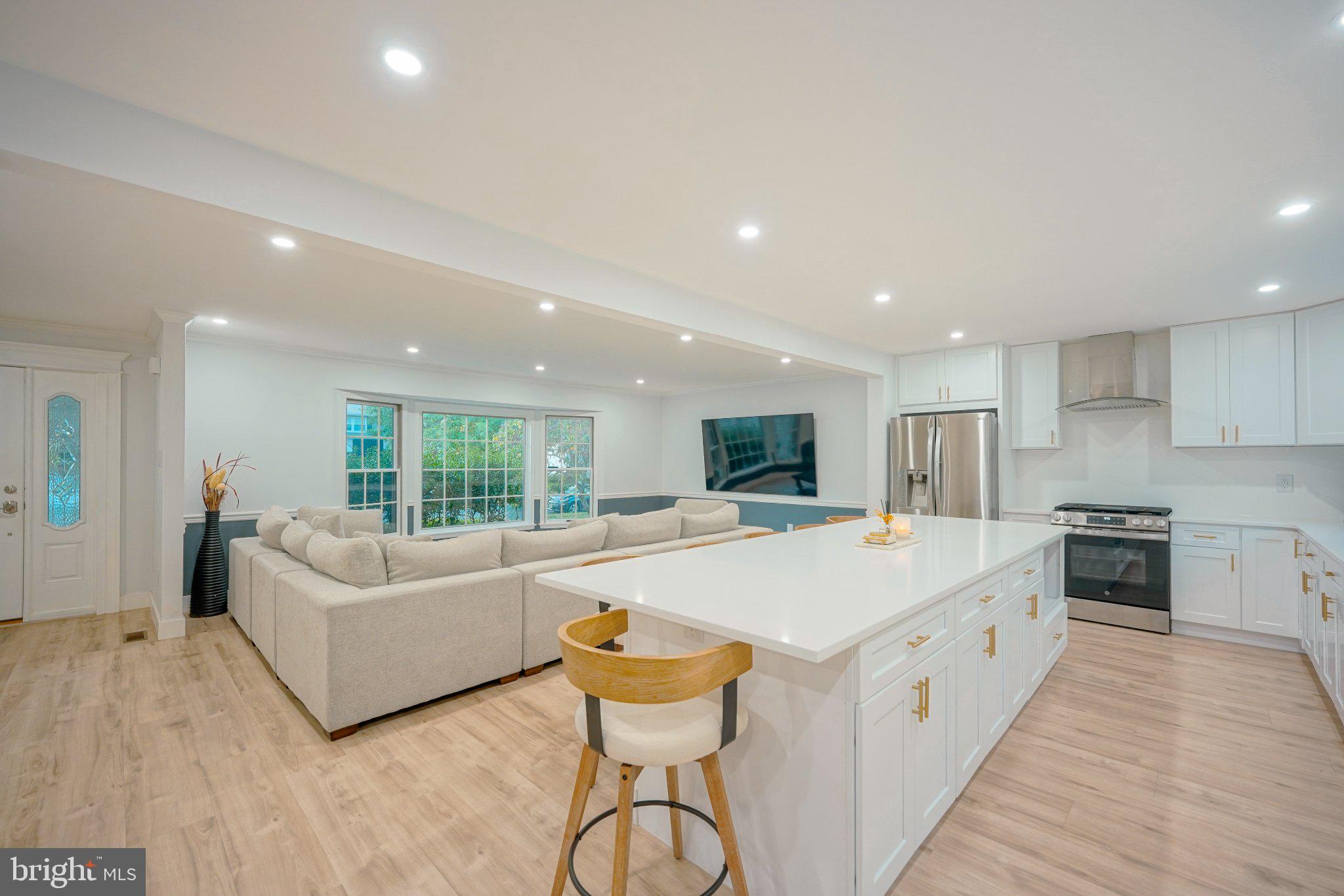 536 Perry Dr, Mount Laurel, NJ 08054