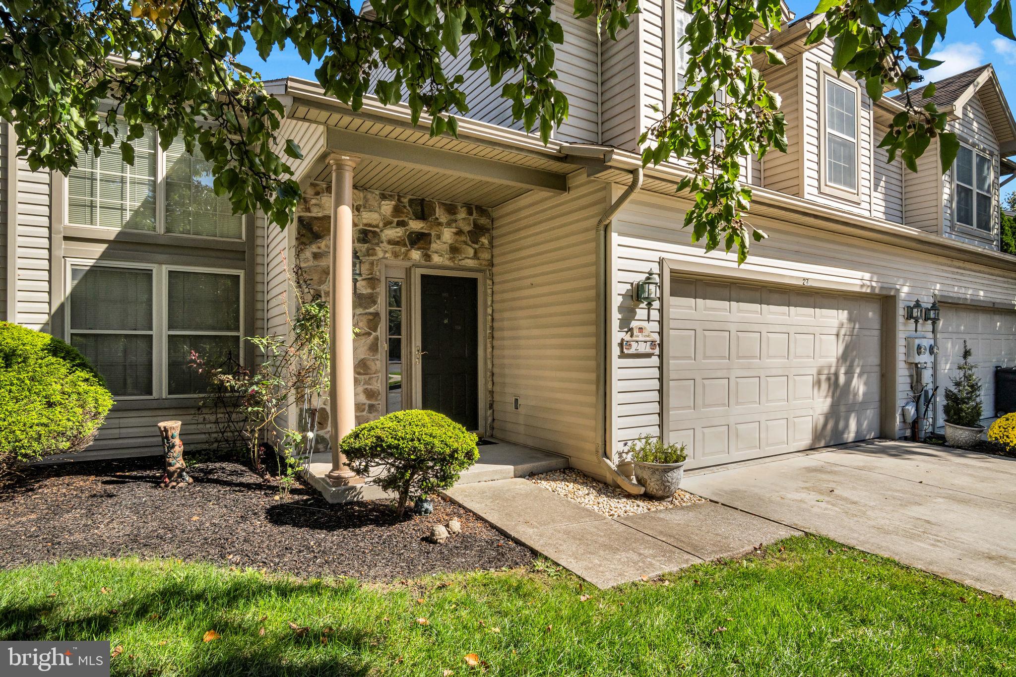 27 Edgewater Dr, Middletown, PA 17057 photo