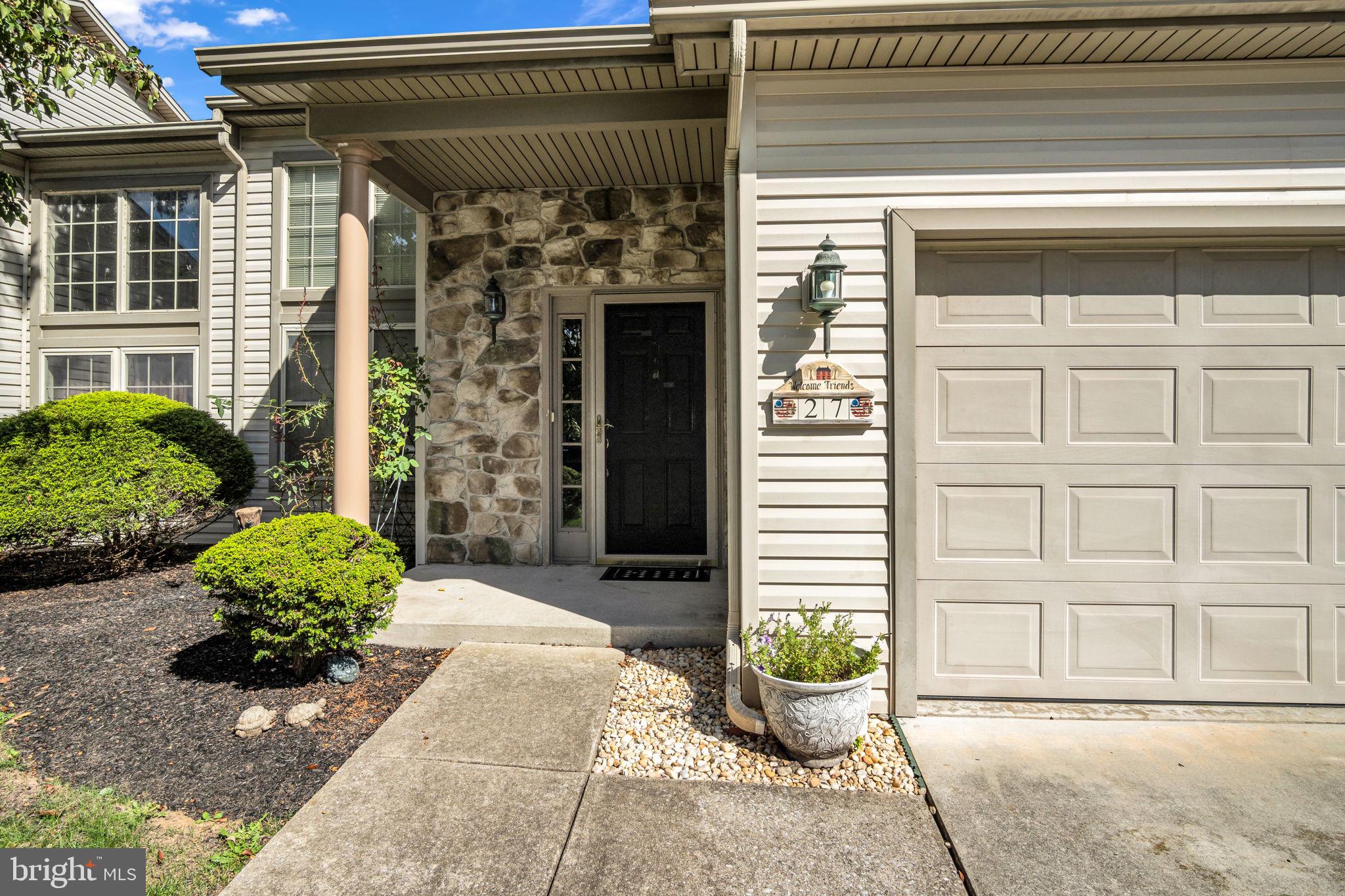 27 Edgewater Dr, Middletown, PA 17057 photo