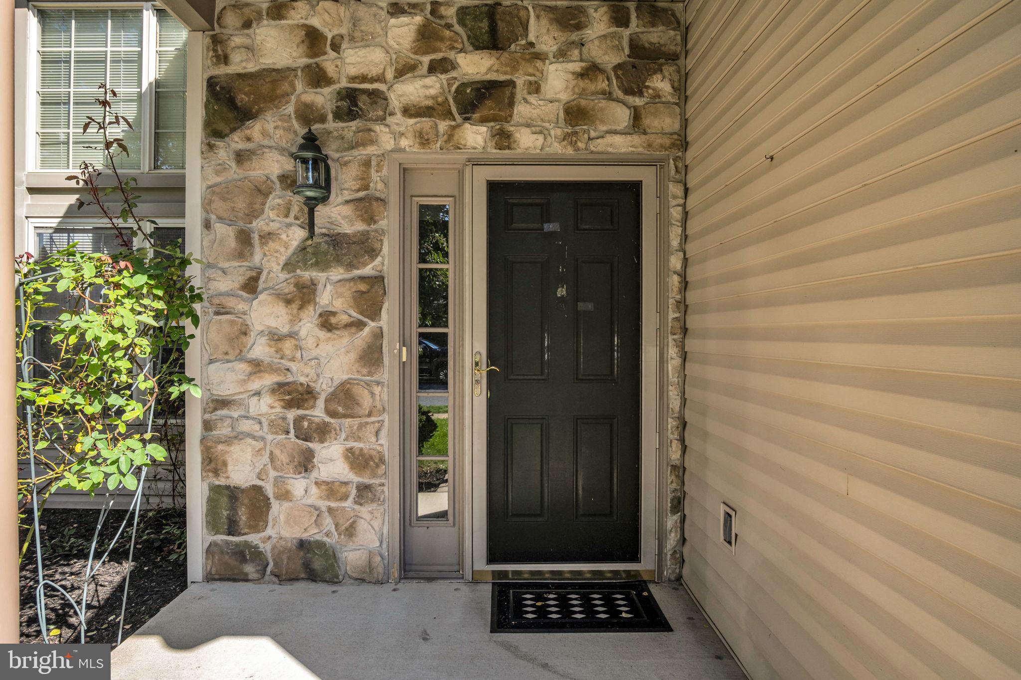 27 Edgewater Dr, Middletown, PA 17057 photo