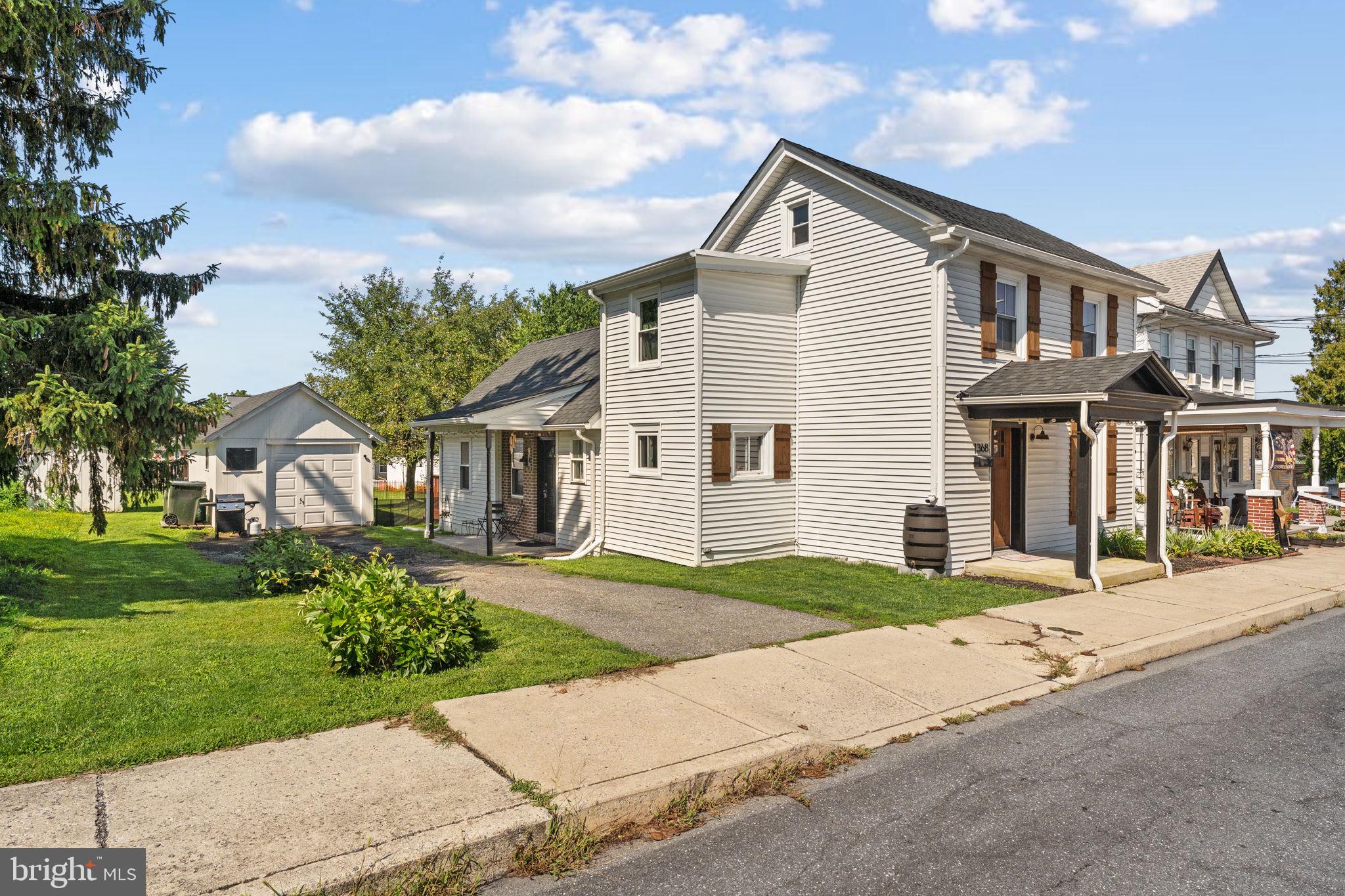 1368 Apple St, Ephrata, PA 17522 photo