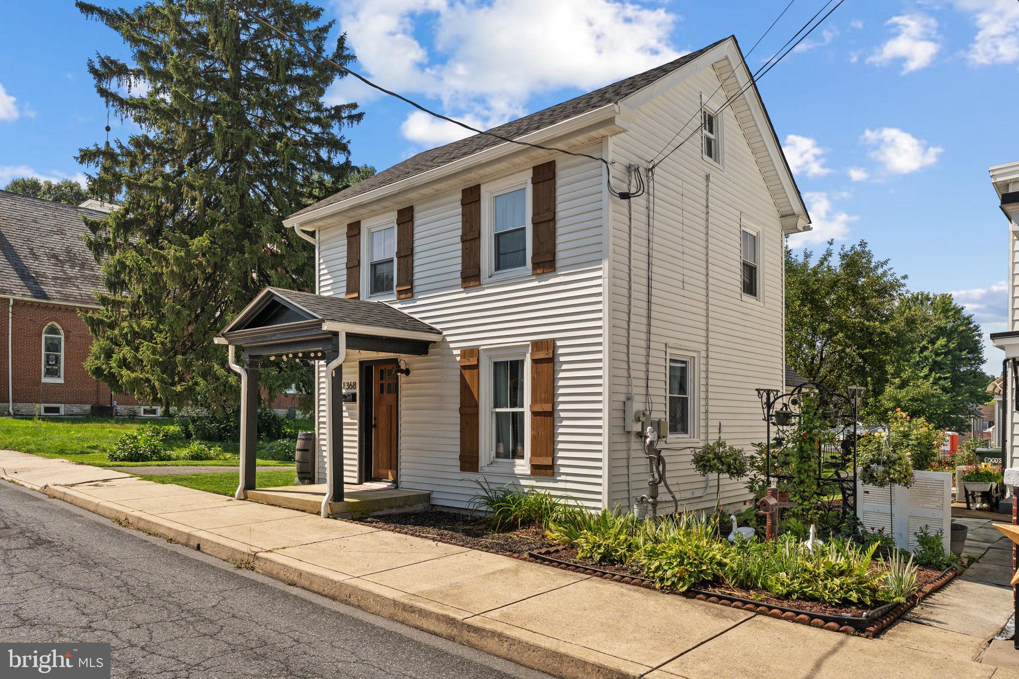 1368 Apple St, Ephrata, PA 17522 photo