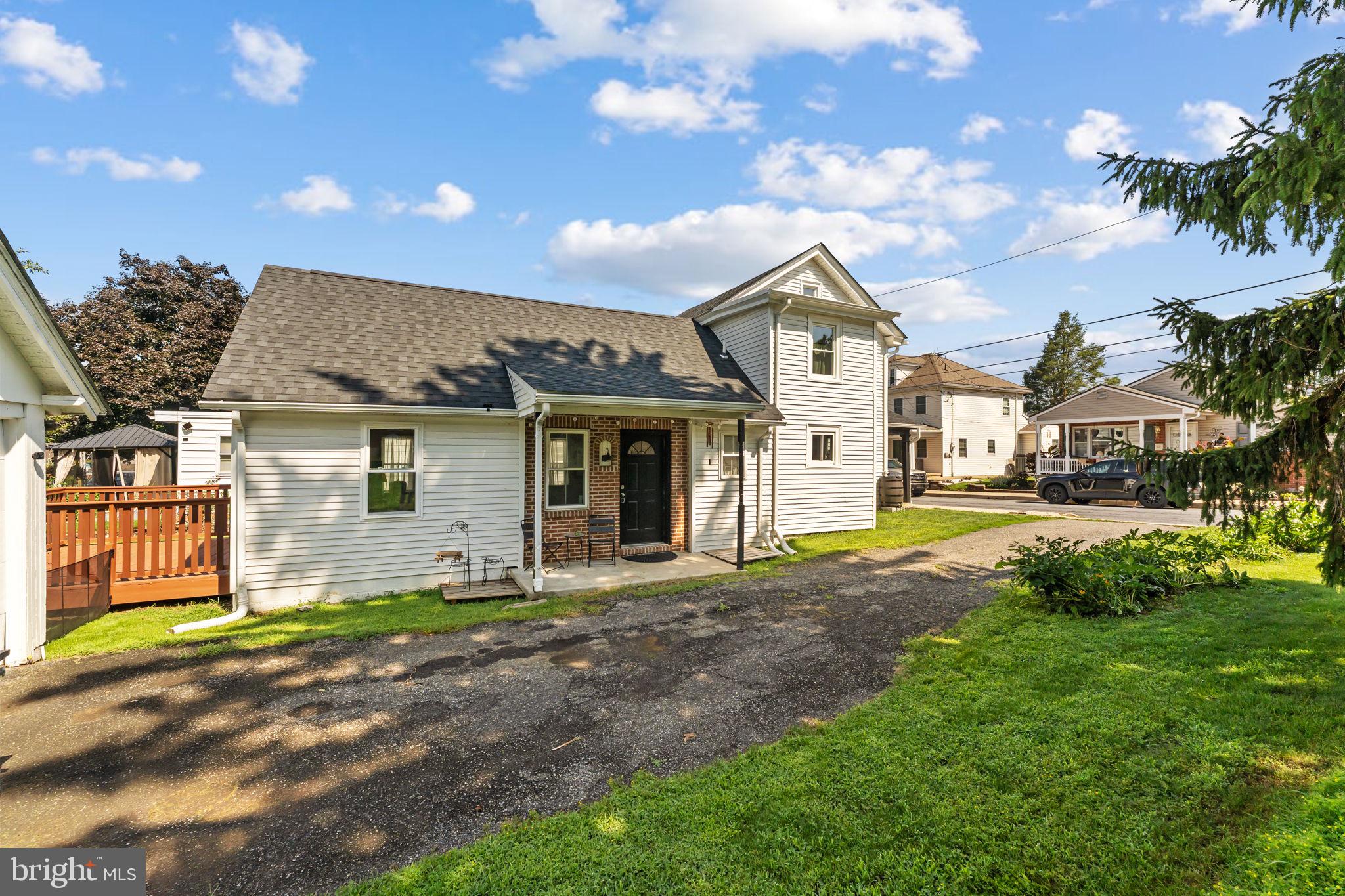 1368 Apple St, Ephrata, PA 17522 photo