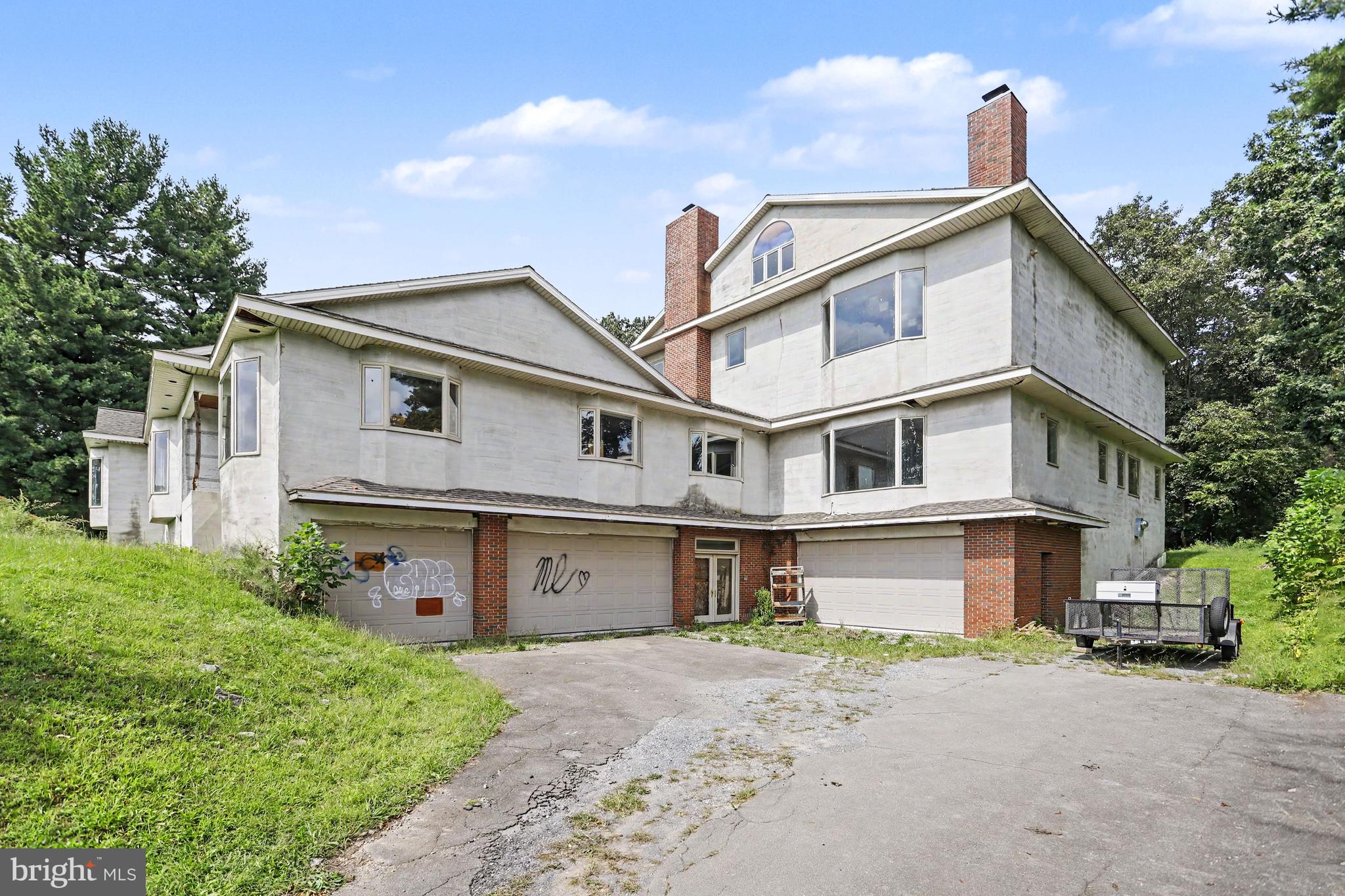 327 Blossom Hill Dr, Lancaster, PA 17601 photo