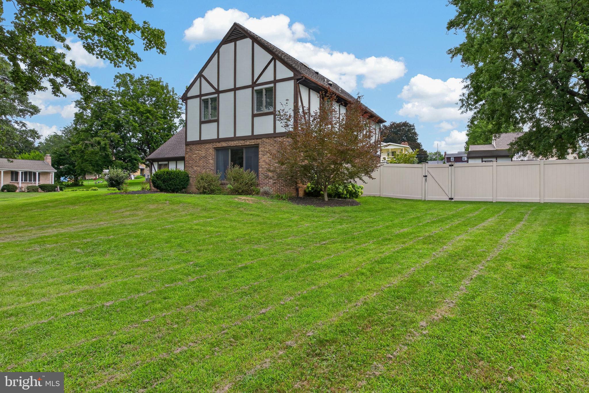 60 Country Ct, Landisville, PA 17538 photo