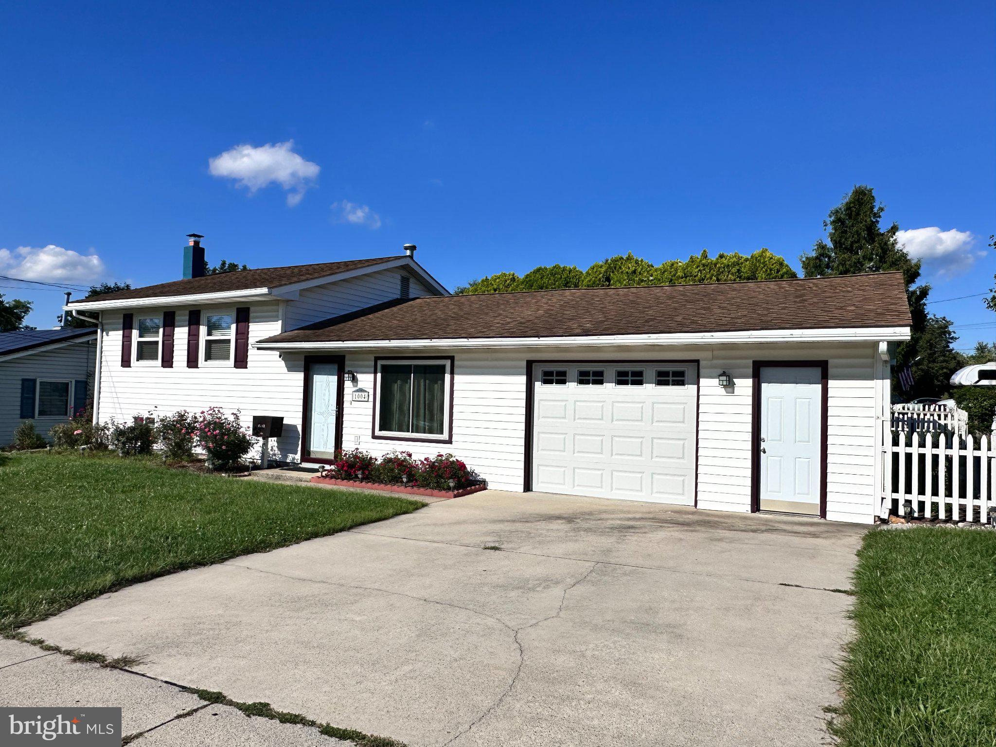 1004 Lakewood Dr, Harrisburg, PA 17109
