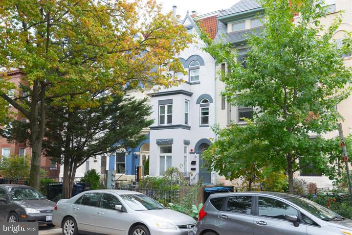 1352 Kenyon St, Washington, DC 20010