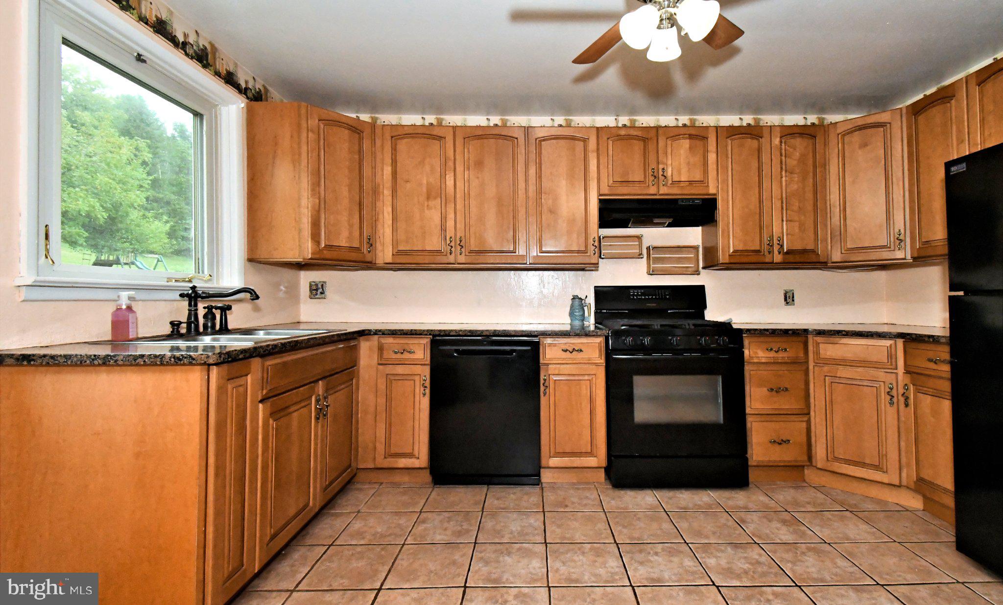 1066 Manatawny St, Pottstown, PA 19464 photo