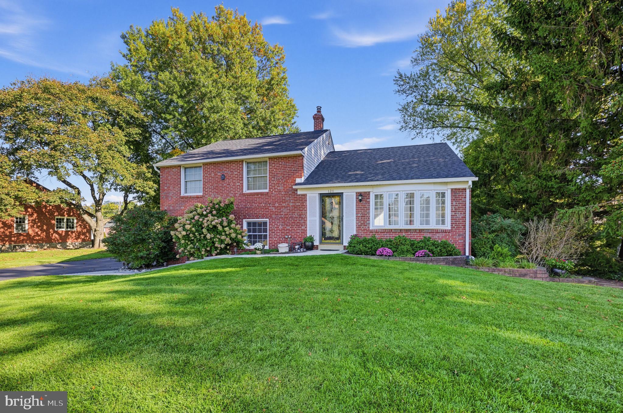 128 Westminster Dr, Wallingford, PA 19086