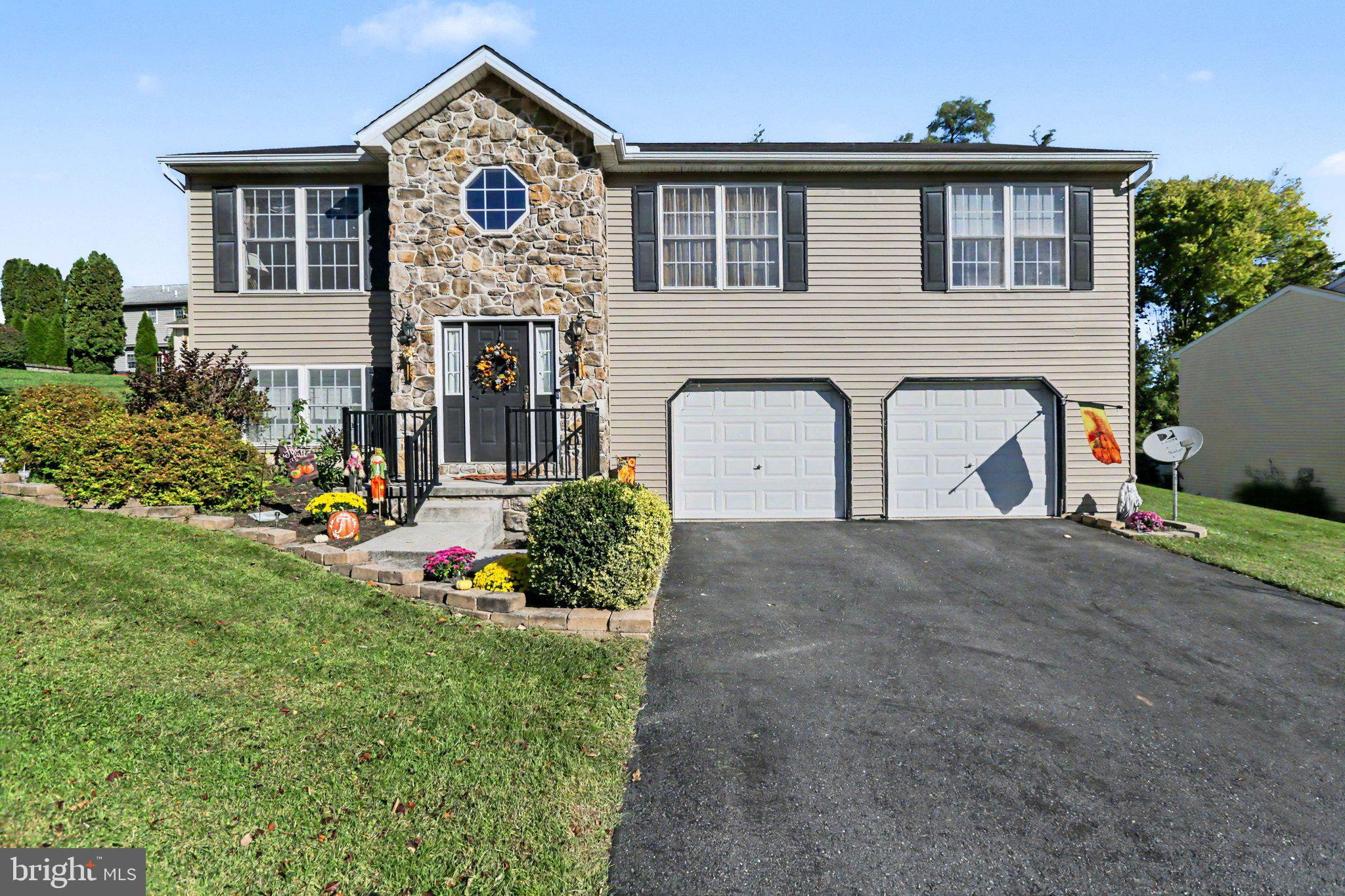 1330 Fox Hollow Dr, Harrisburg, PA 17113