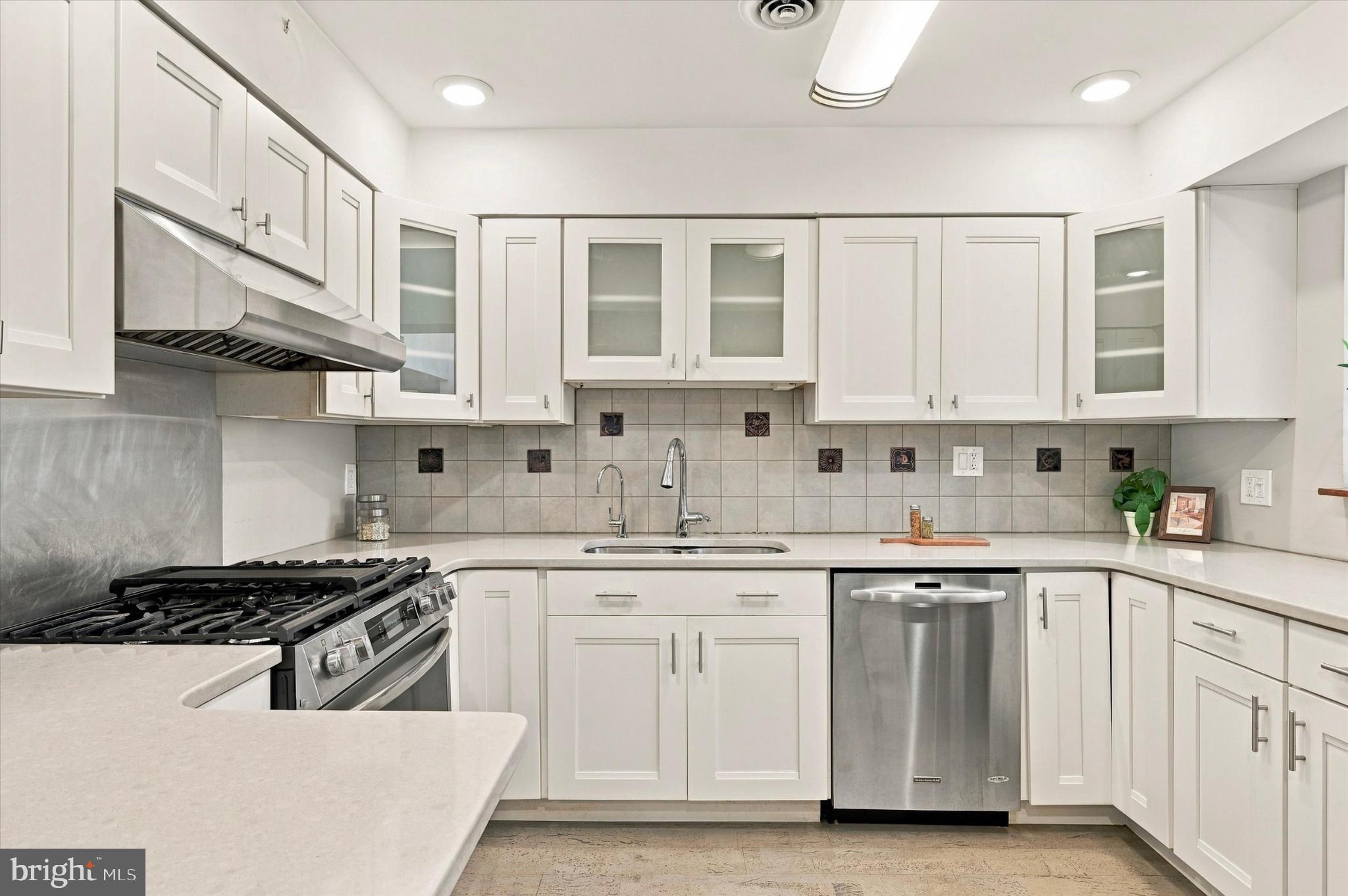 2014 Naudain St, Philadelphia, PA 19146 photo