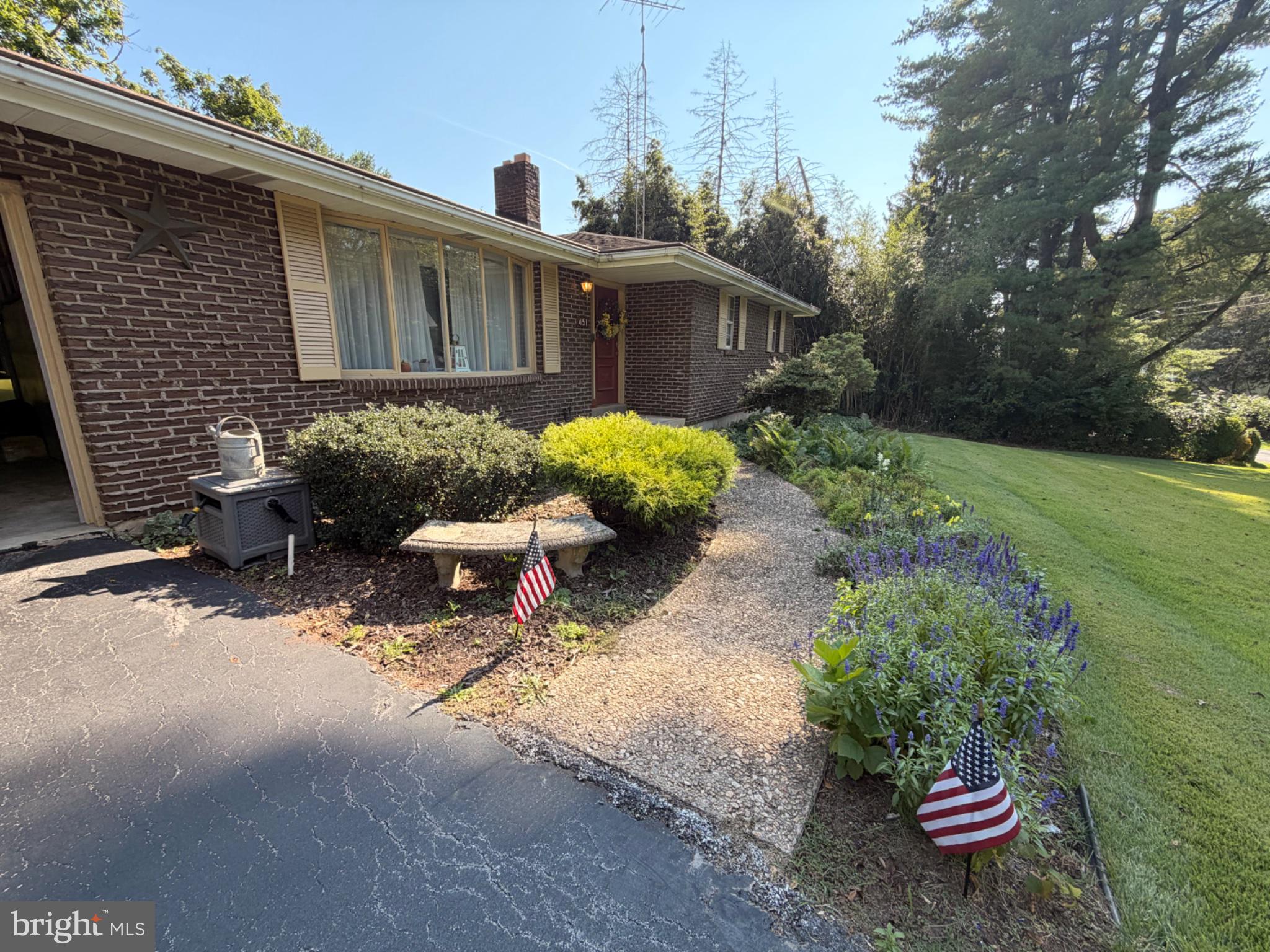 451 W Neversink Rd, Reading, PA 19606 photo