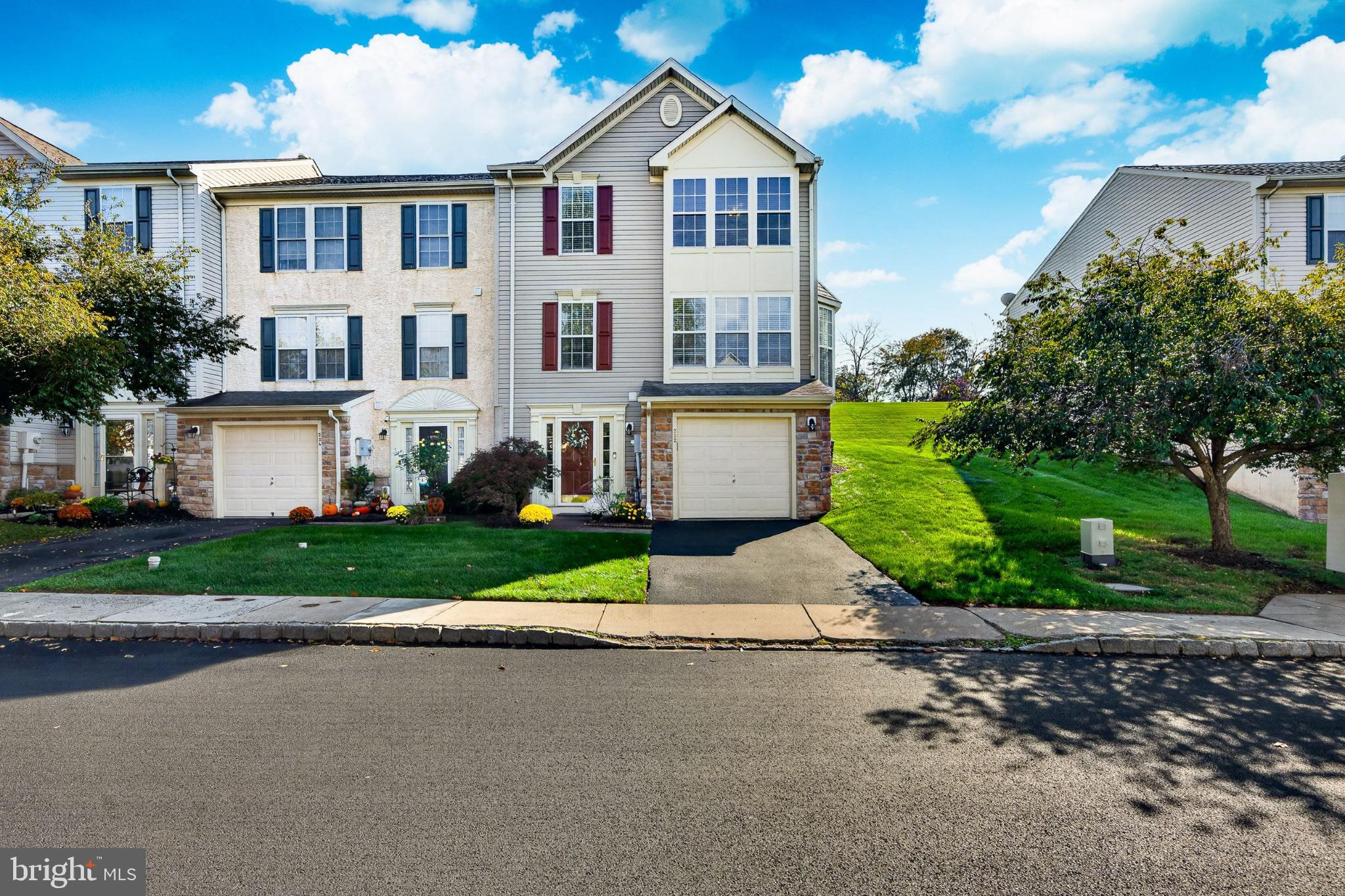 222 Creekside Dr, Pottstown, PA 19464