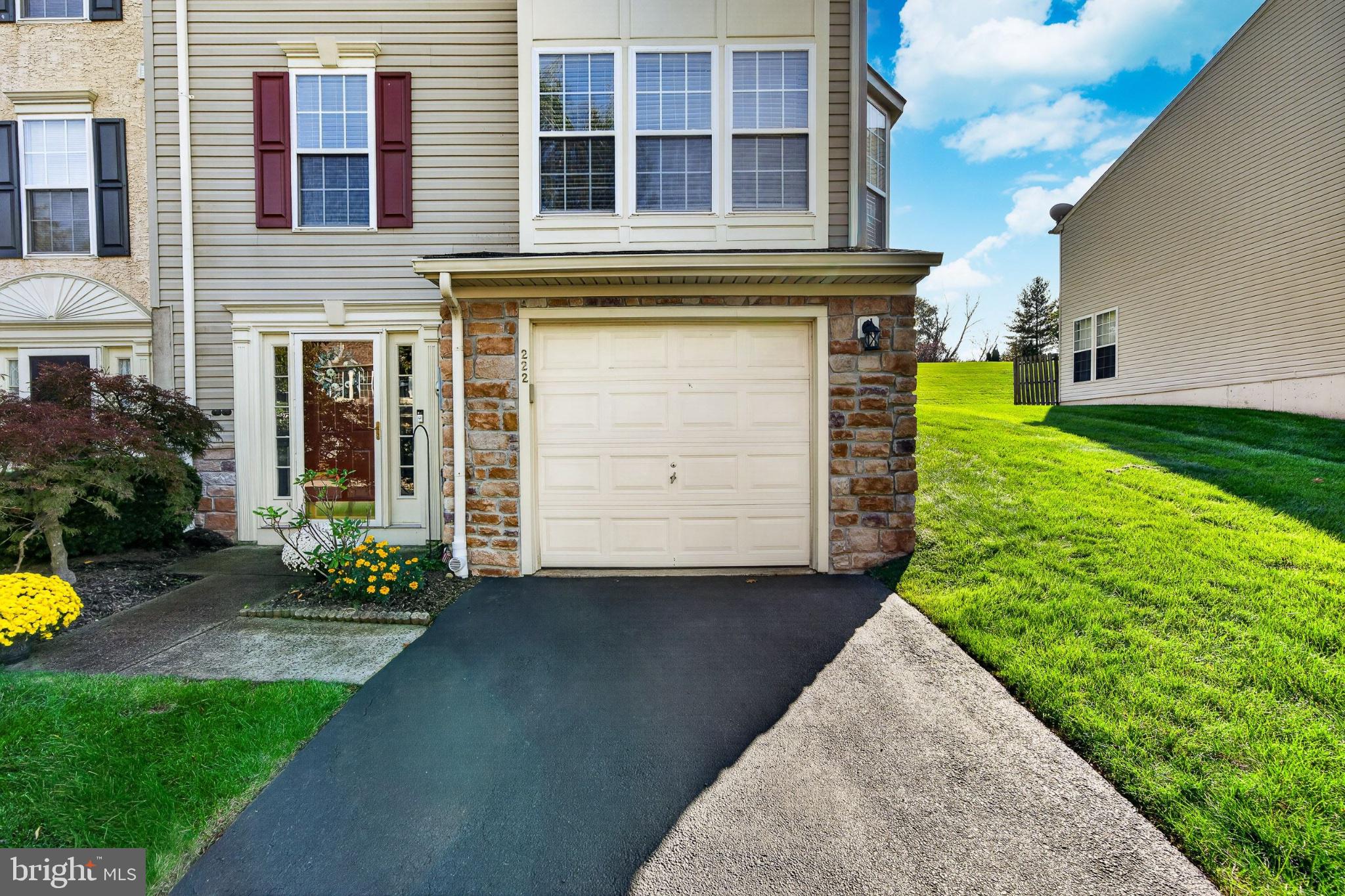 222 Creekside Dr, Pottstown, PA 19464 photo