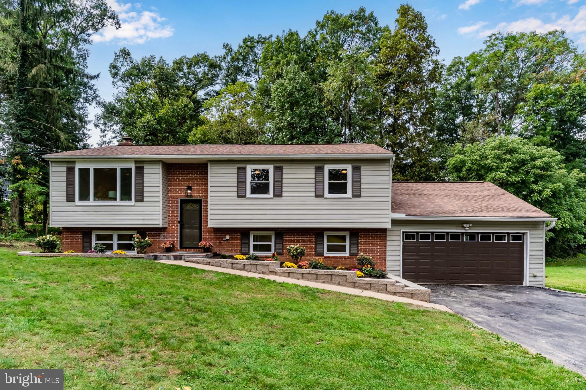 27 Hamilton Rd, Boiling Springs, PA 17007