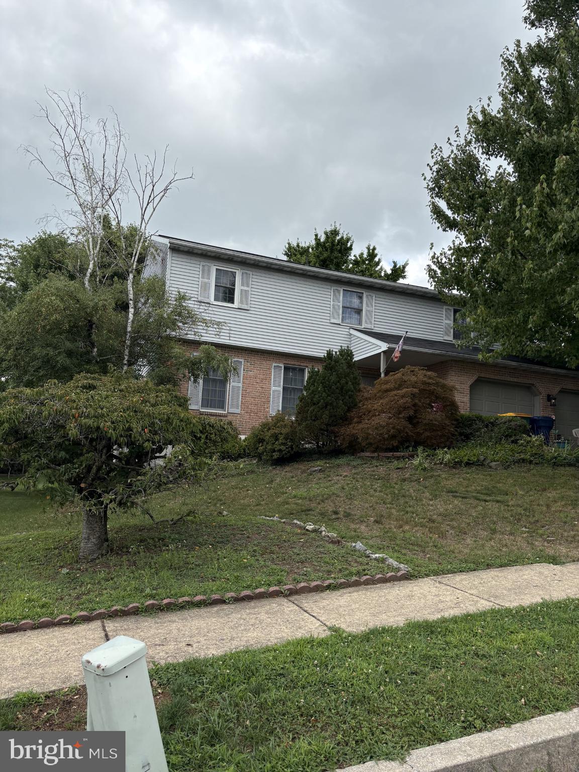 814 Ironstone Ln, Sinking Spring, PA 19608
