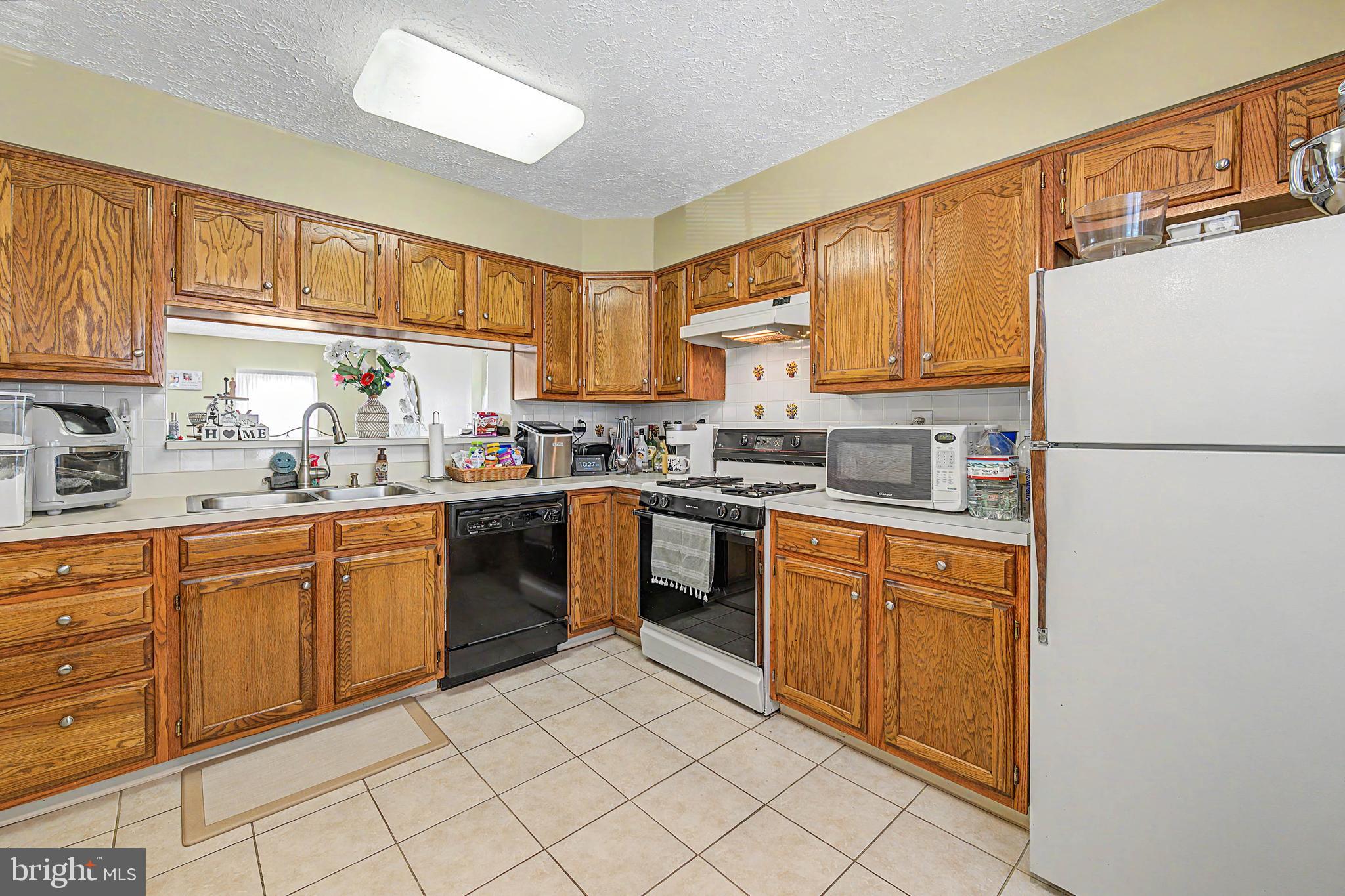 75 Pebble Ln, Blackwood, NJ 08012 photo