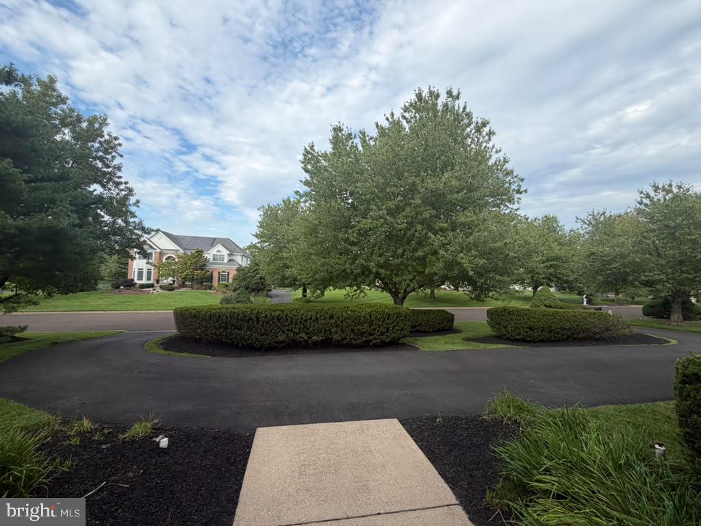 25 Sandtrap Cir, Warminster, PA 18974 photo