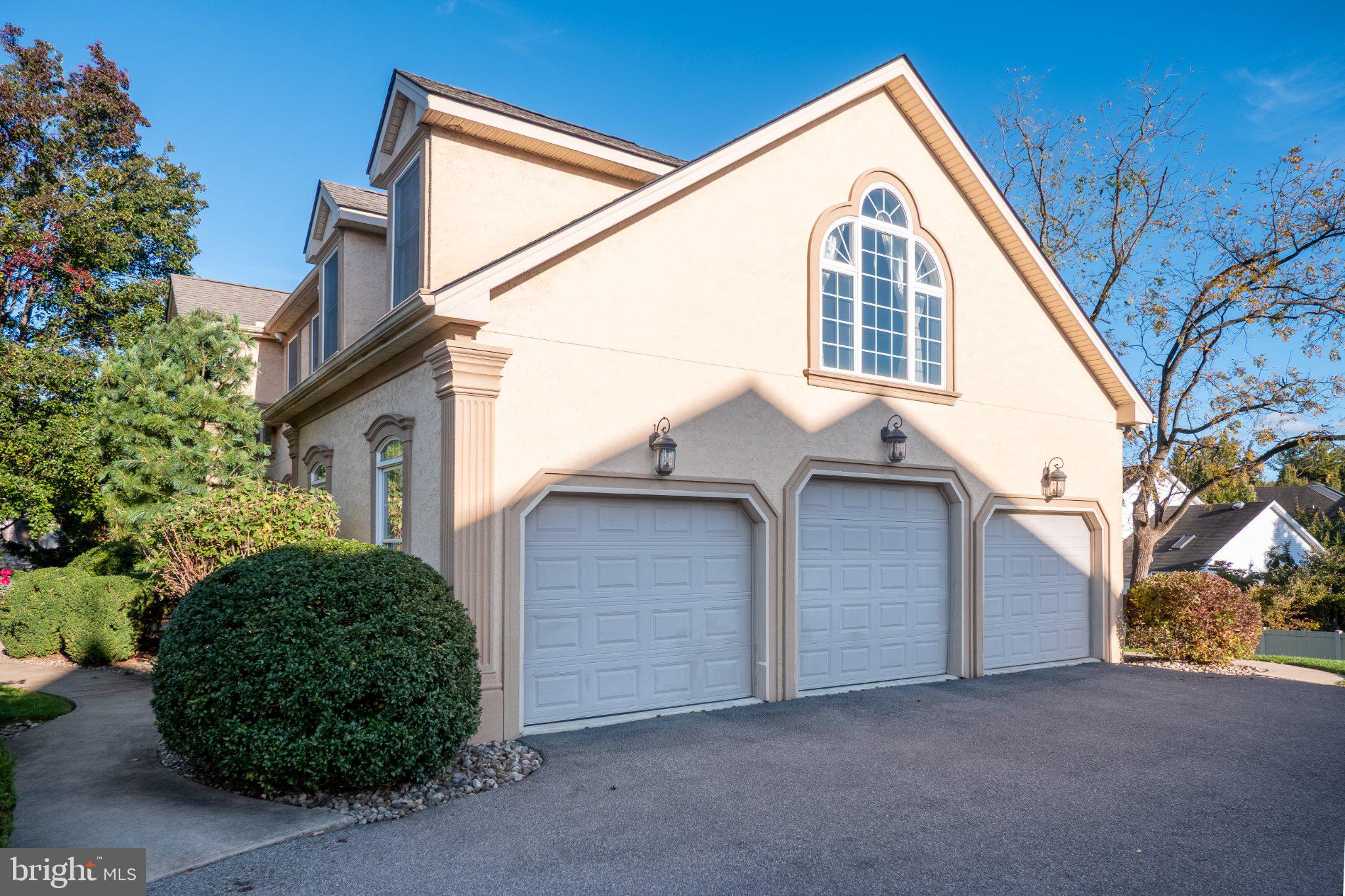 88 Crest Blvd, Easton, PA 18045 photo
