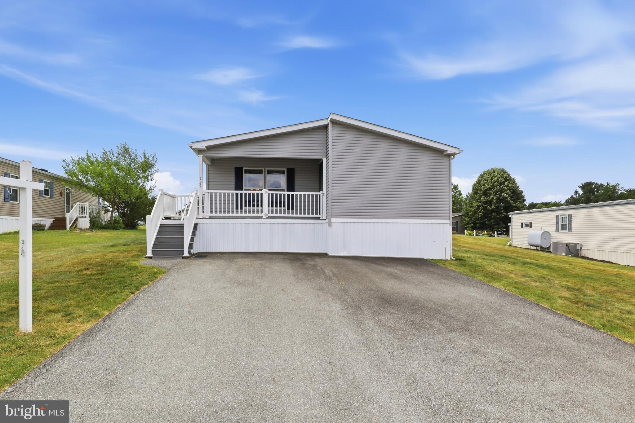 124 Lisa Cir, York, PA 17406 photo
