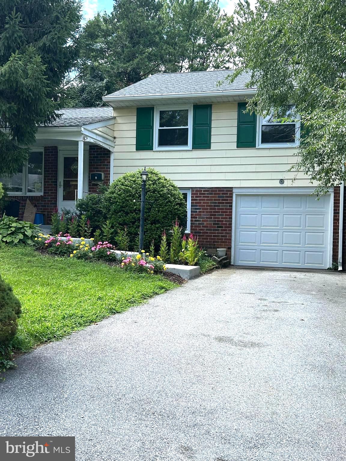 6 Glenwood Cir, Aldan, PA 19018