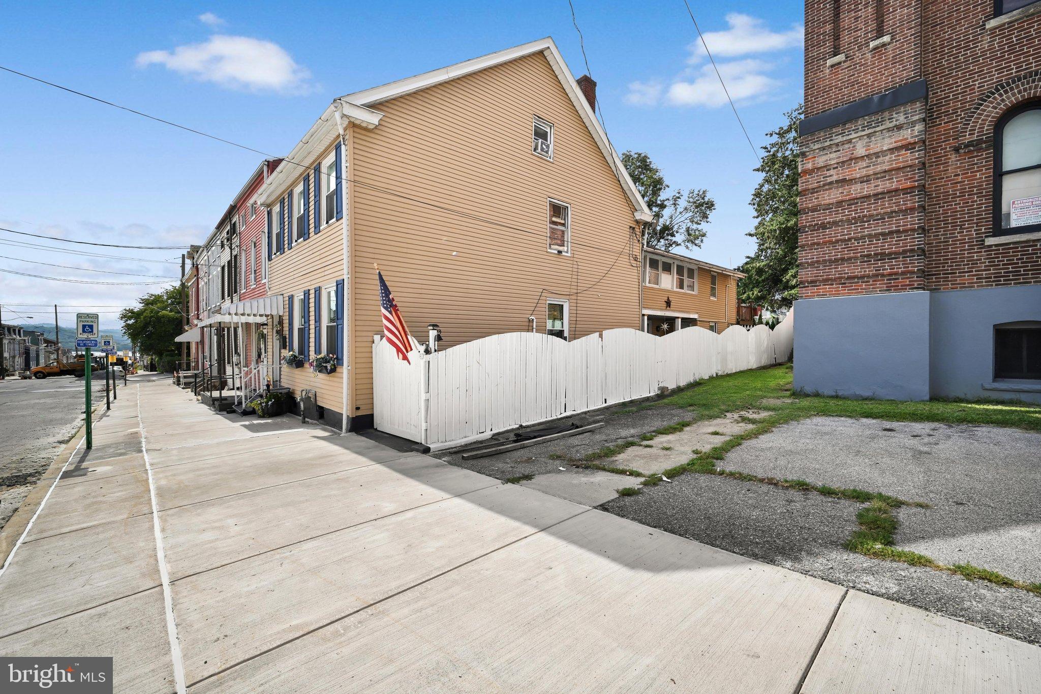 219 Walnut St, Columbia, PA 17512 photo