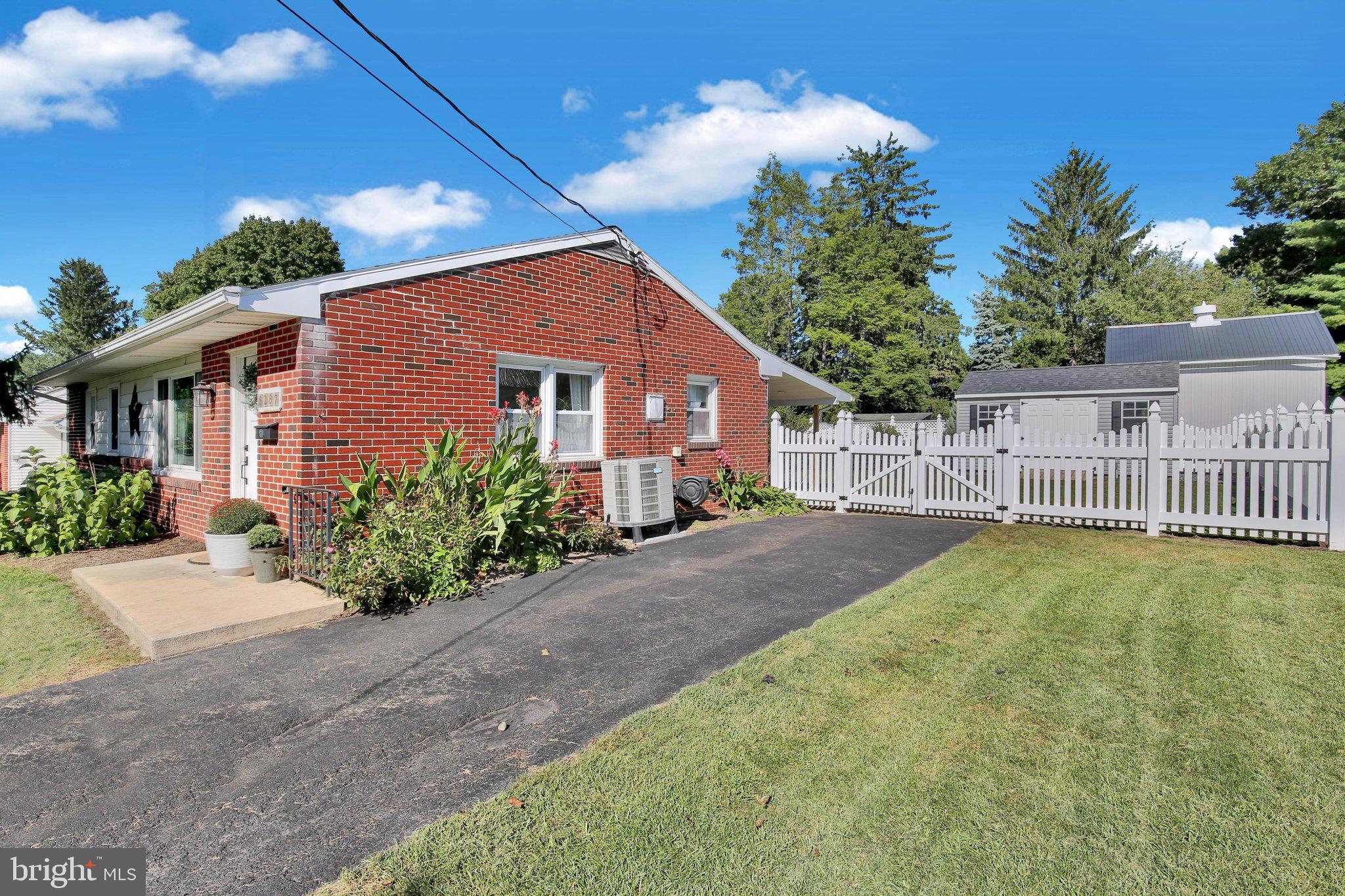 6287 Carpenter St, East Petersburg, PA 17520 photo