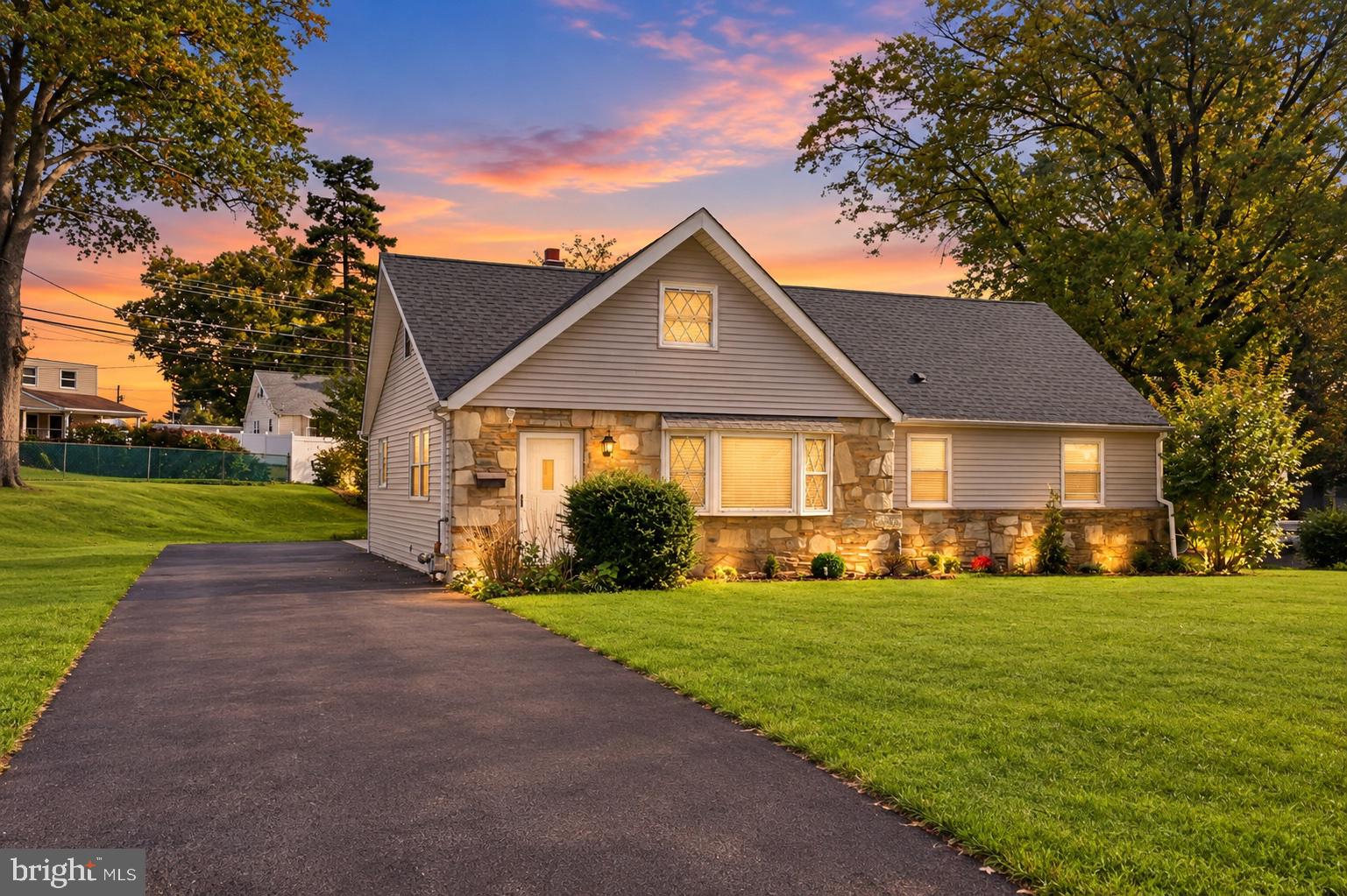 381 Hardman Ln, Warminster, PA 18974