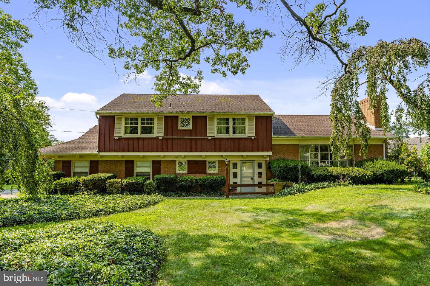 1230 Country Club Dr, Lancaster, PA 17601