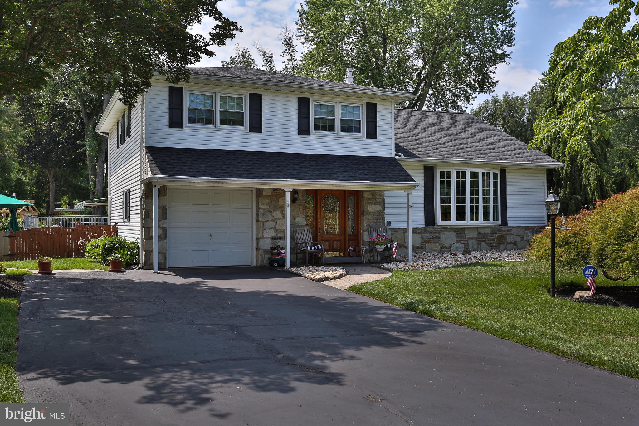 573 Hammond Dr, Hadley, PA 19067