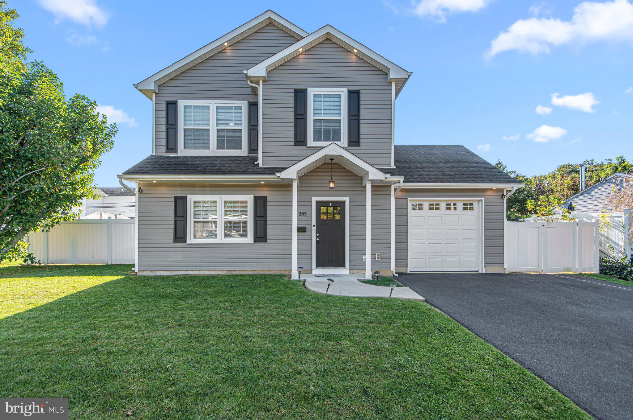 285 Magnolia Dr, Levittown, PA 19054