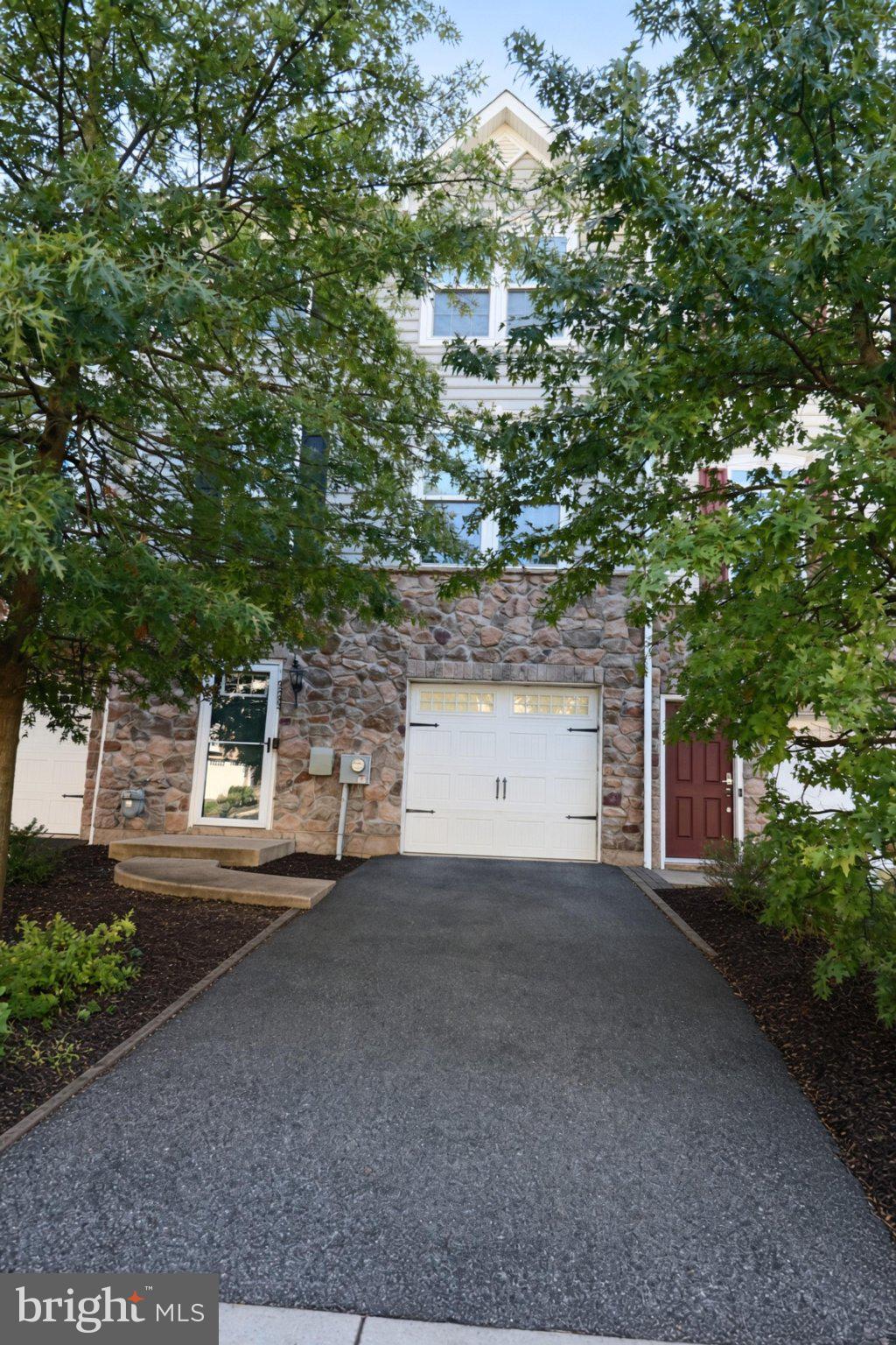225 General Grey Ct, Newark, DE 19702