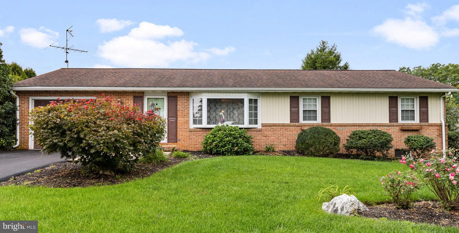 206 Mellinger Cir, Ephrata, PA 17522
