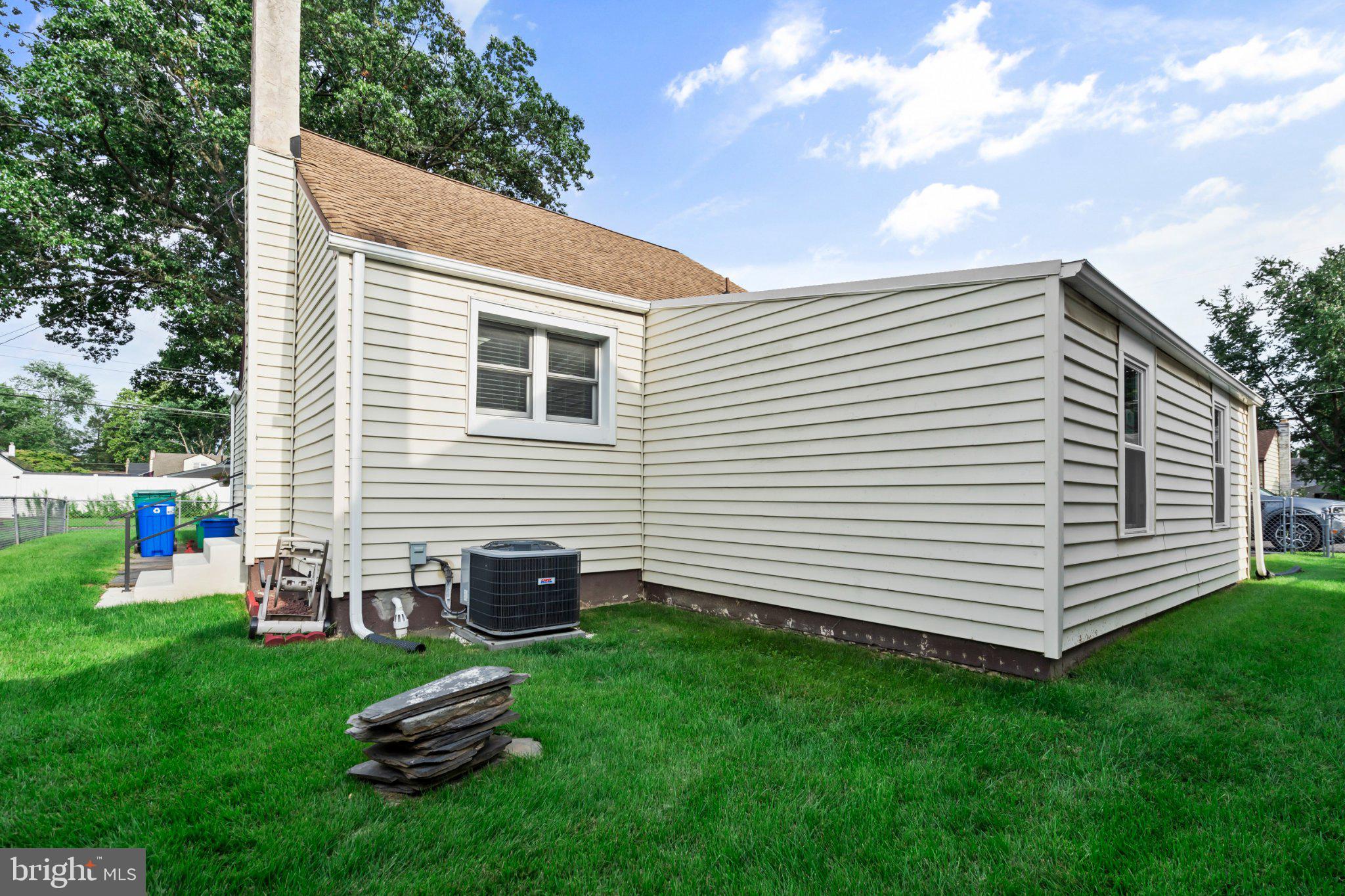 512 Grant Ave, Croydon, PA 19021 photo