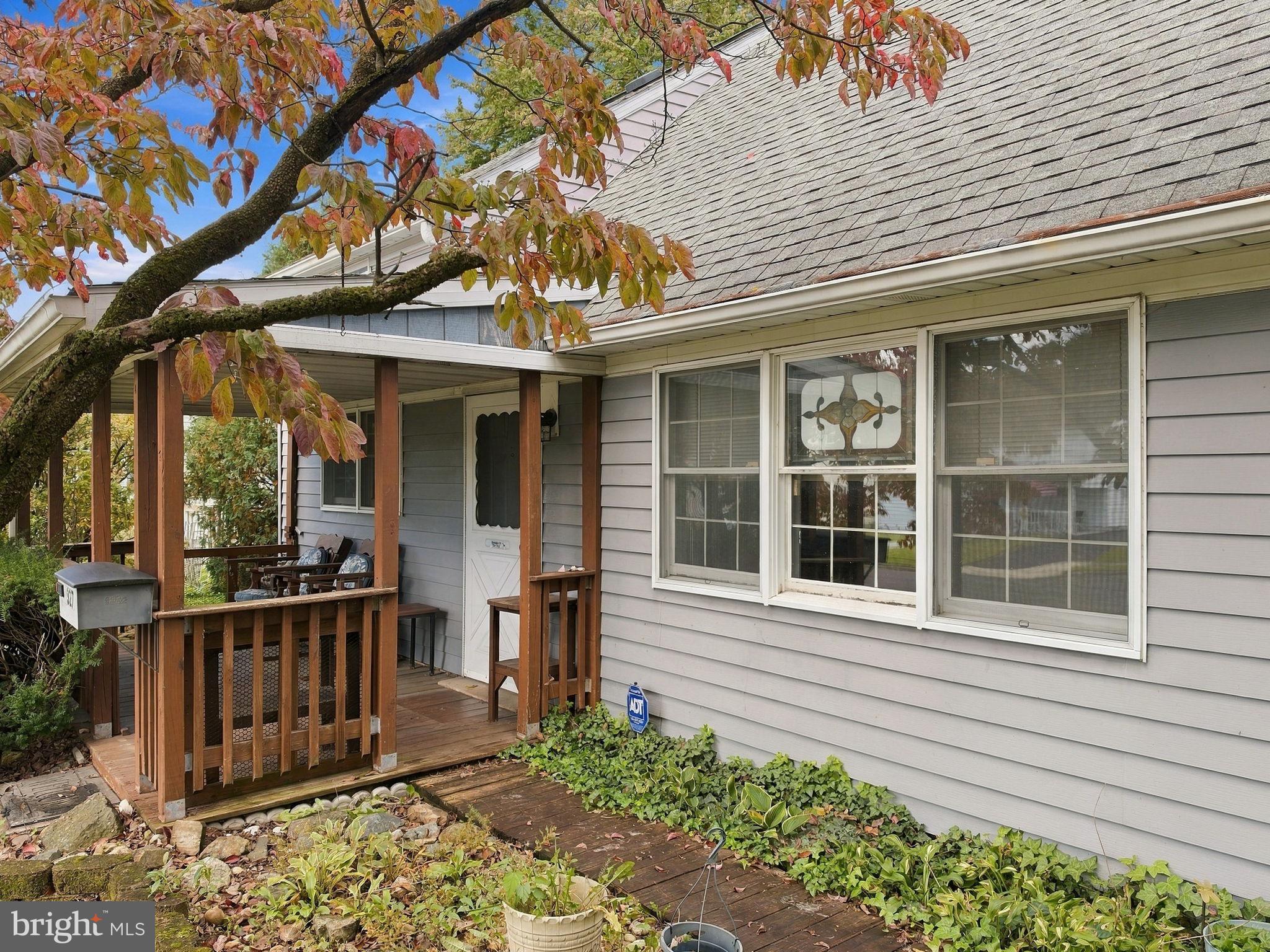 327 W Beech St, Pottstown, PA 19464 photo
