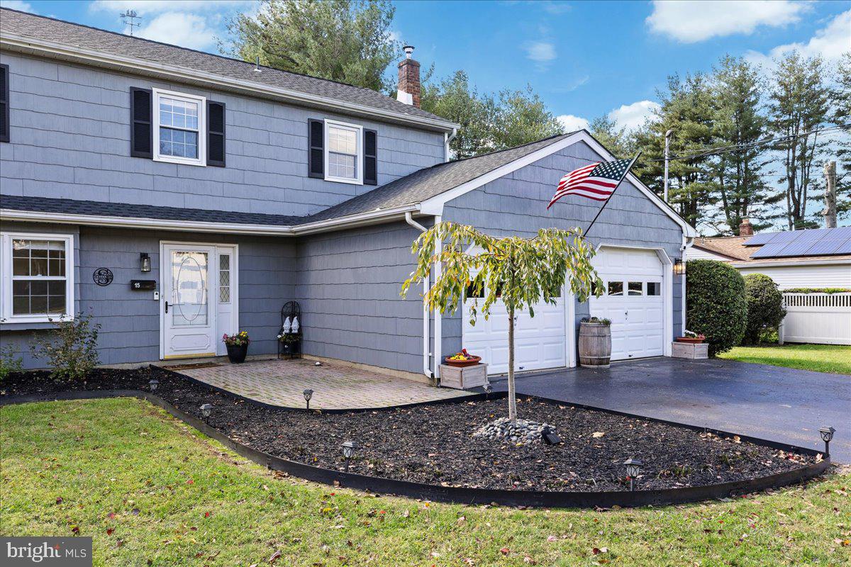 15 Leshin Ln, Hightstown, NJ 08520 photo