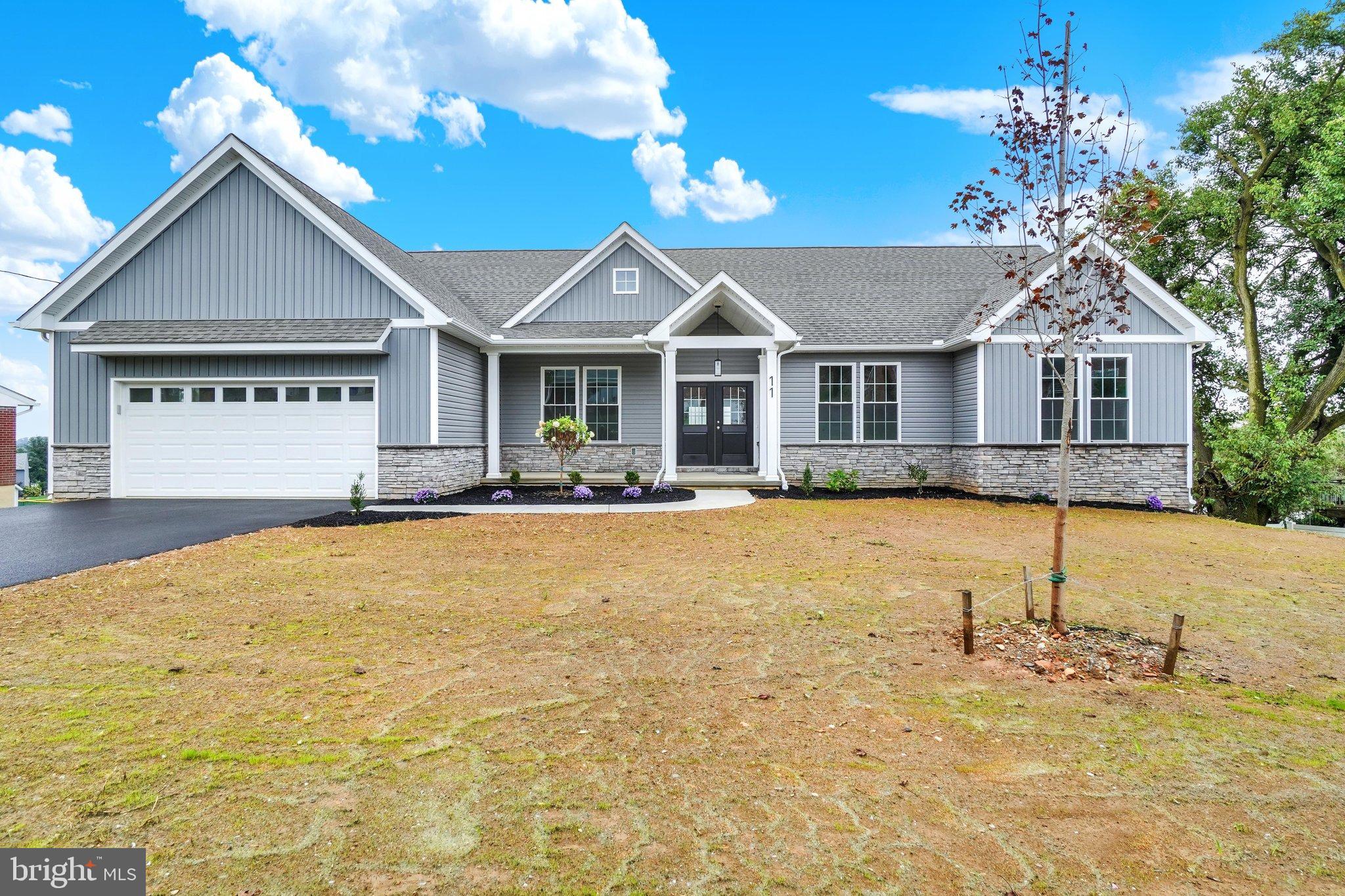 11 Crestlyn Dr, York, PA 17402