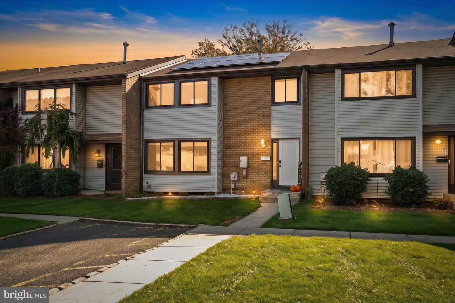 9 Twin Rivers Dr, Hightstown, NJ 08520