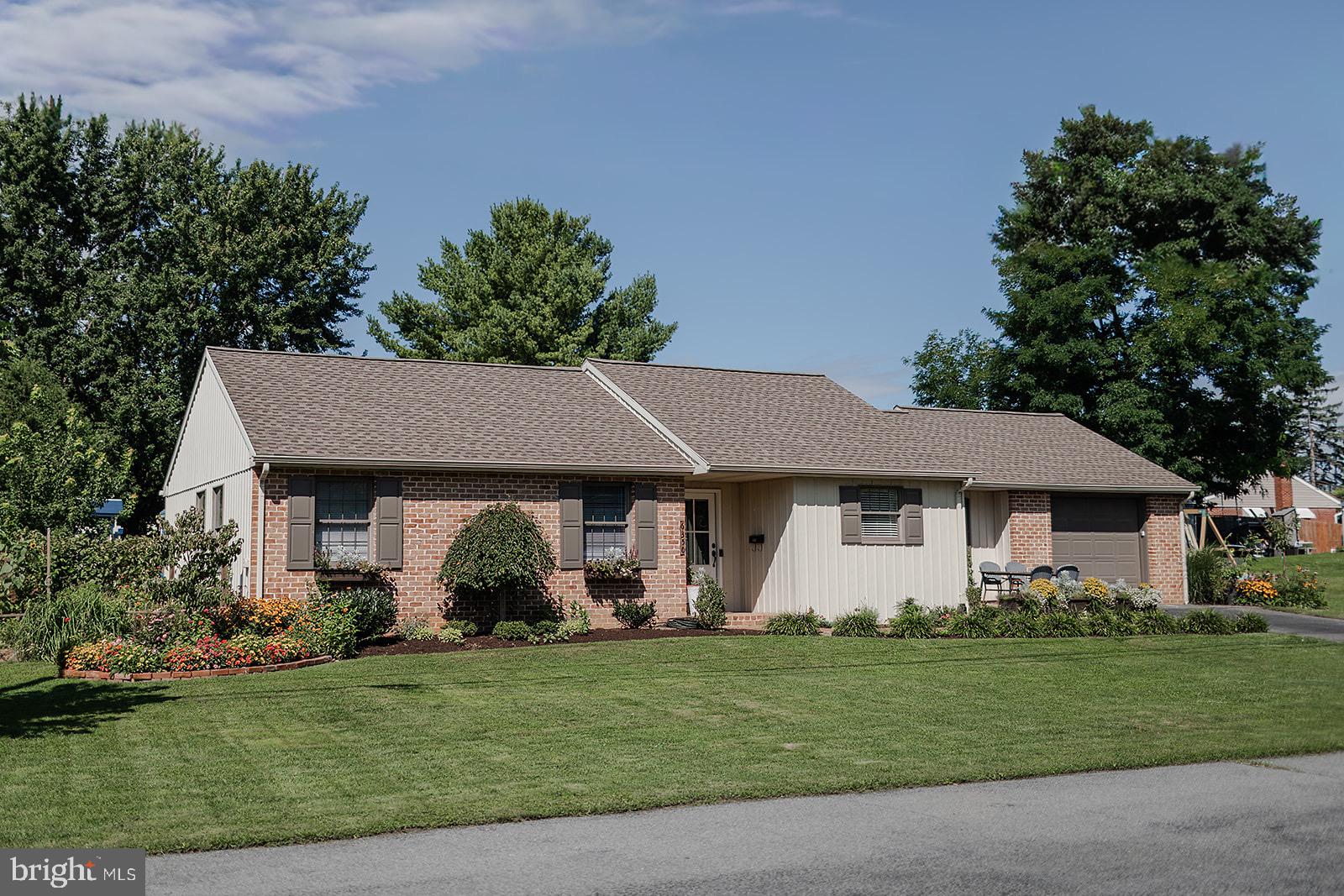 6350 Hollow Dr, East Petersburg, PA 17520